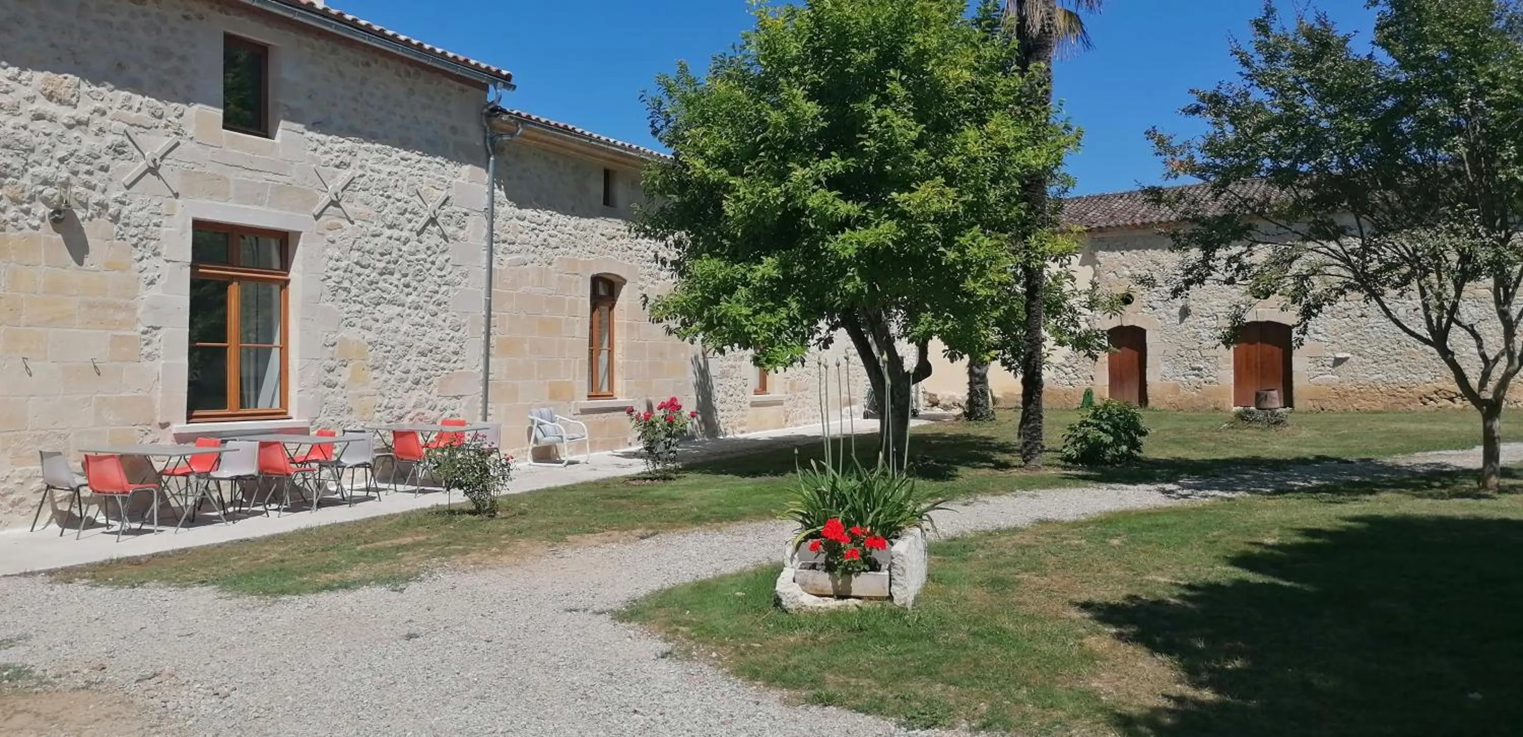 Property building in Domaine de Gaïa, Piscine, Pétanque, Ping Pong, proche Saint-Emilion