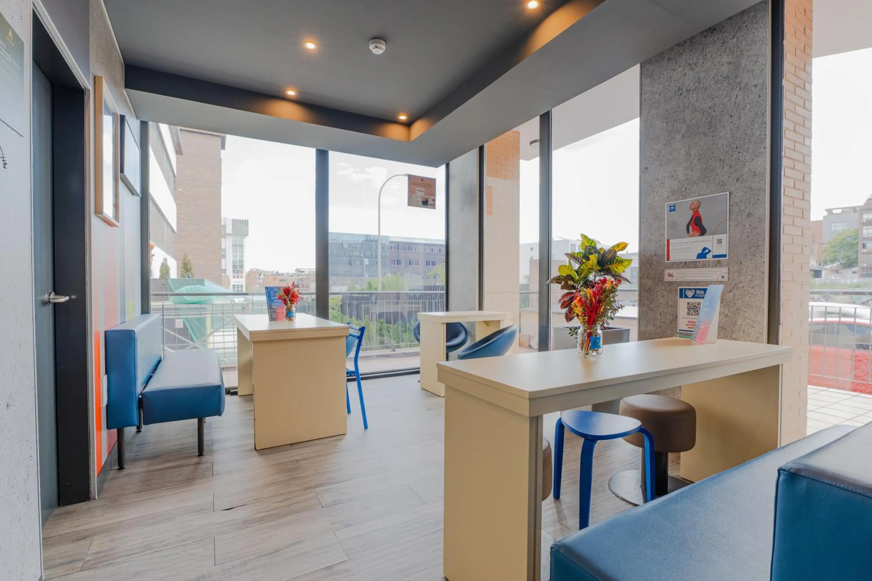 Communal lounge/ TV room in Ibis Budget Madrid Calle Alcalá