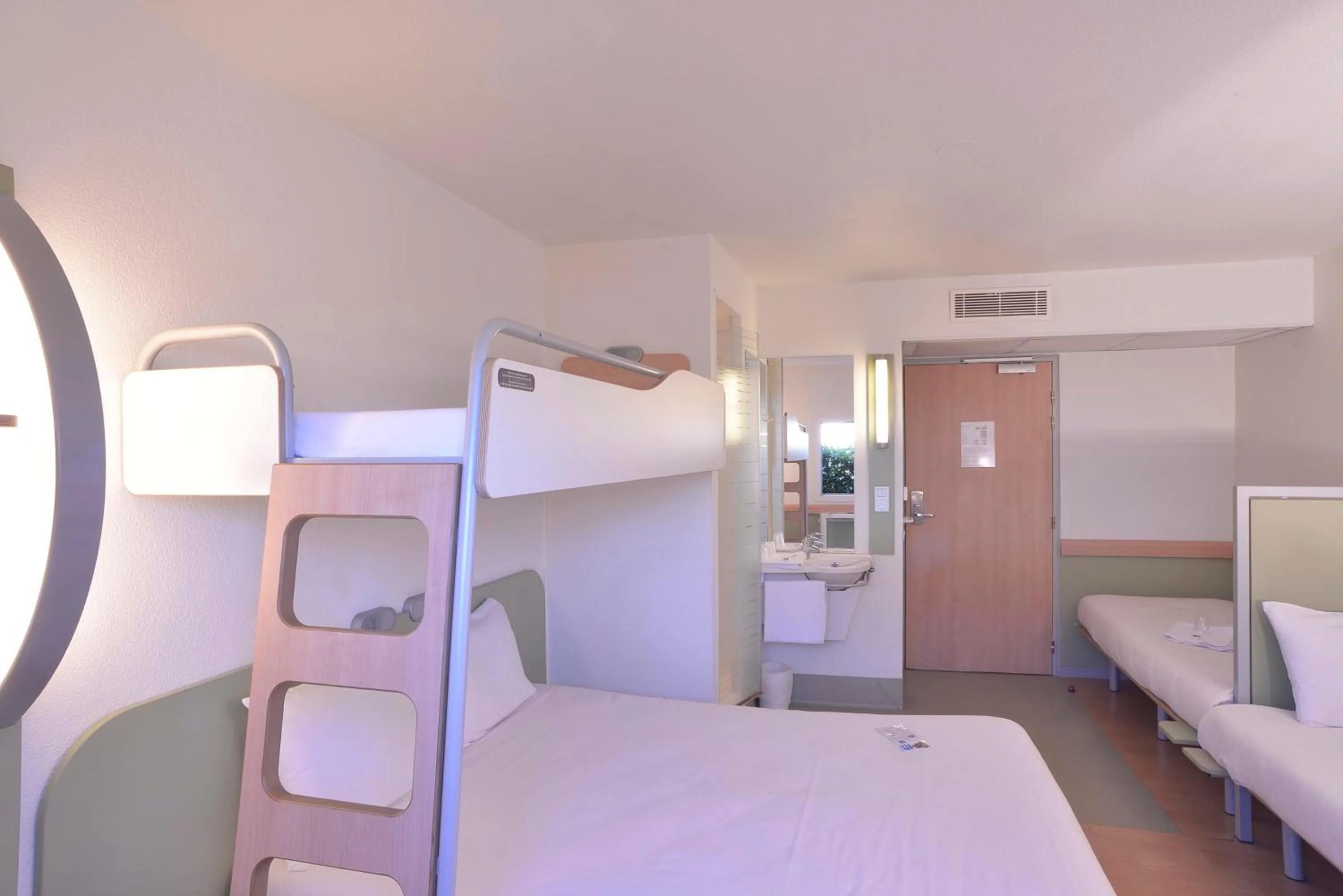 Photo of the whole room, Bed in ibis budget Issoire