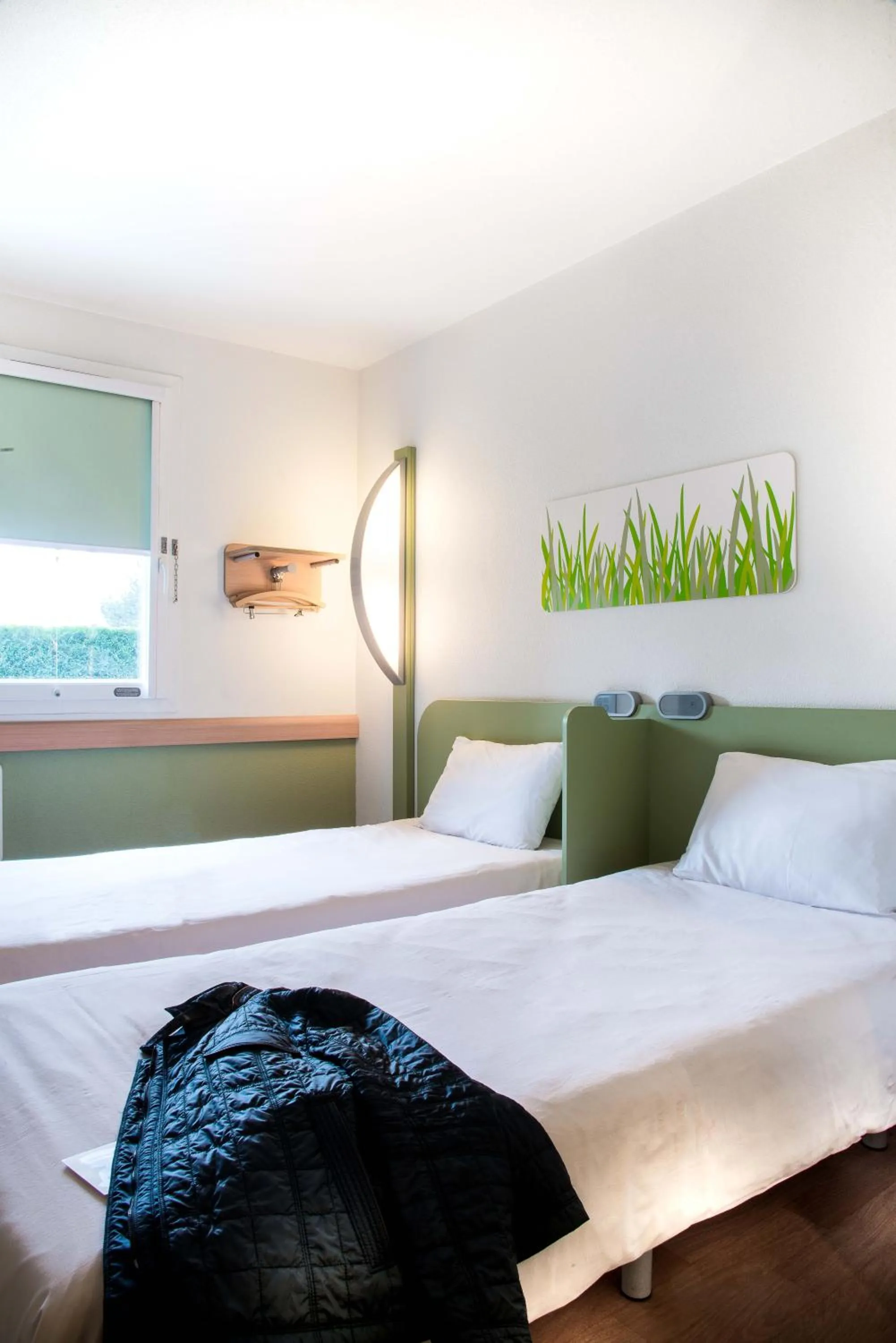 Photo of the whole room, Bed in ibis budget Issoire