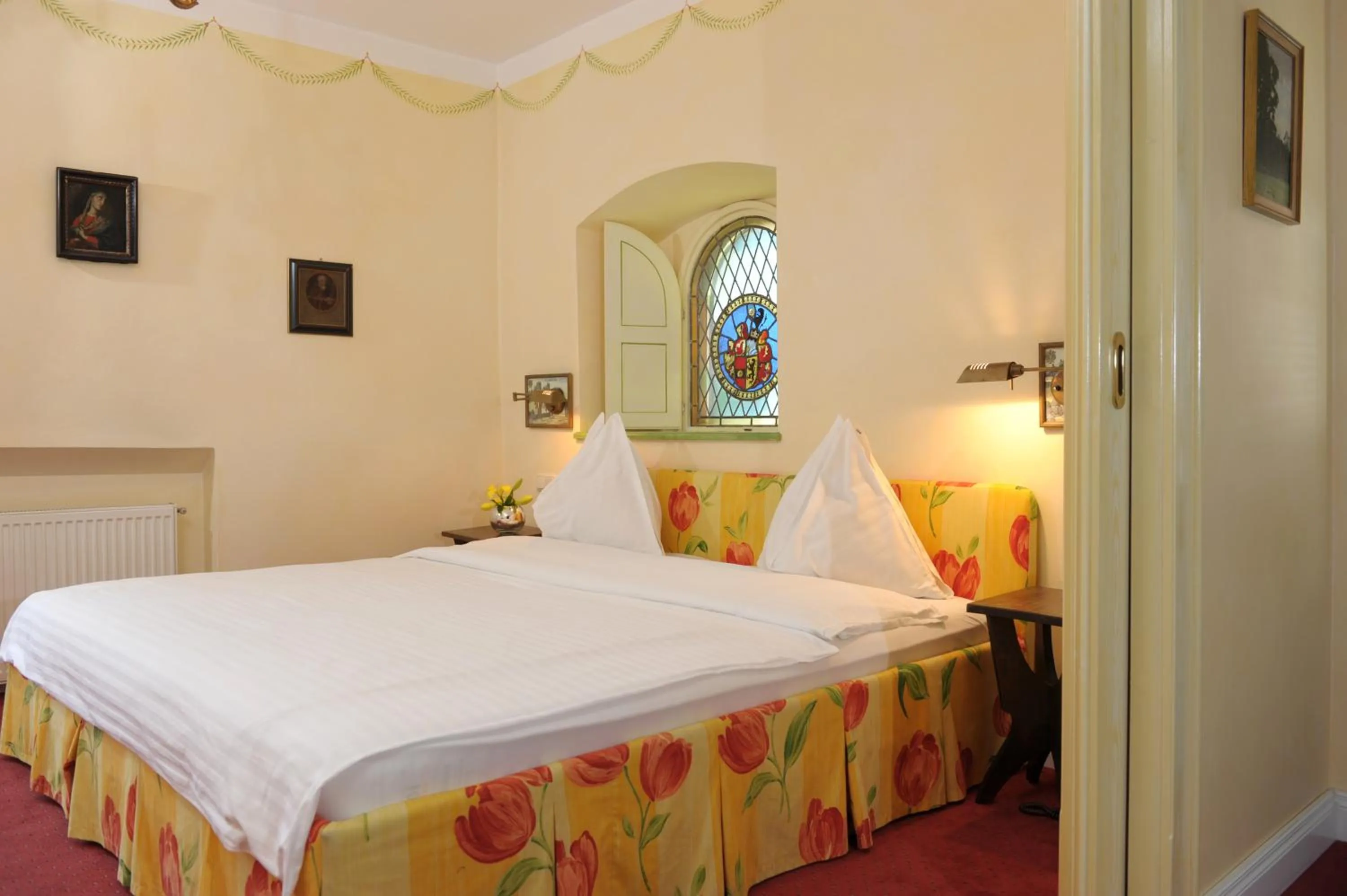 Bedroom, Bed in Hotel Schloss Leonstain