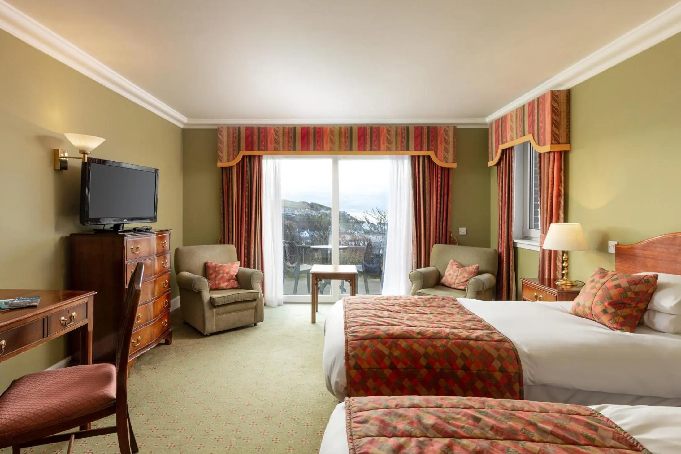 Bedroom, Bed in Fernhill Hotel