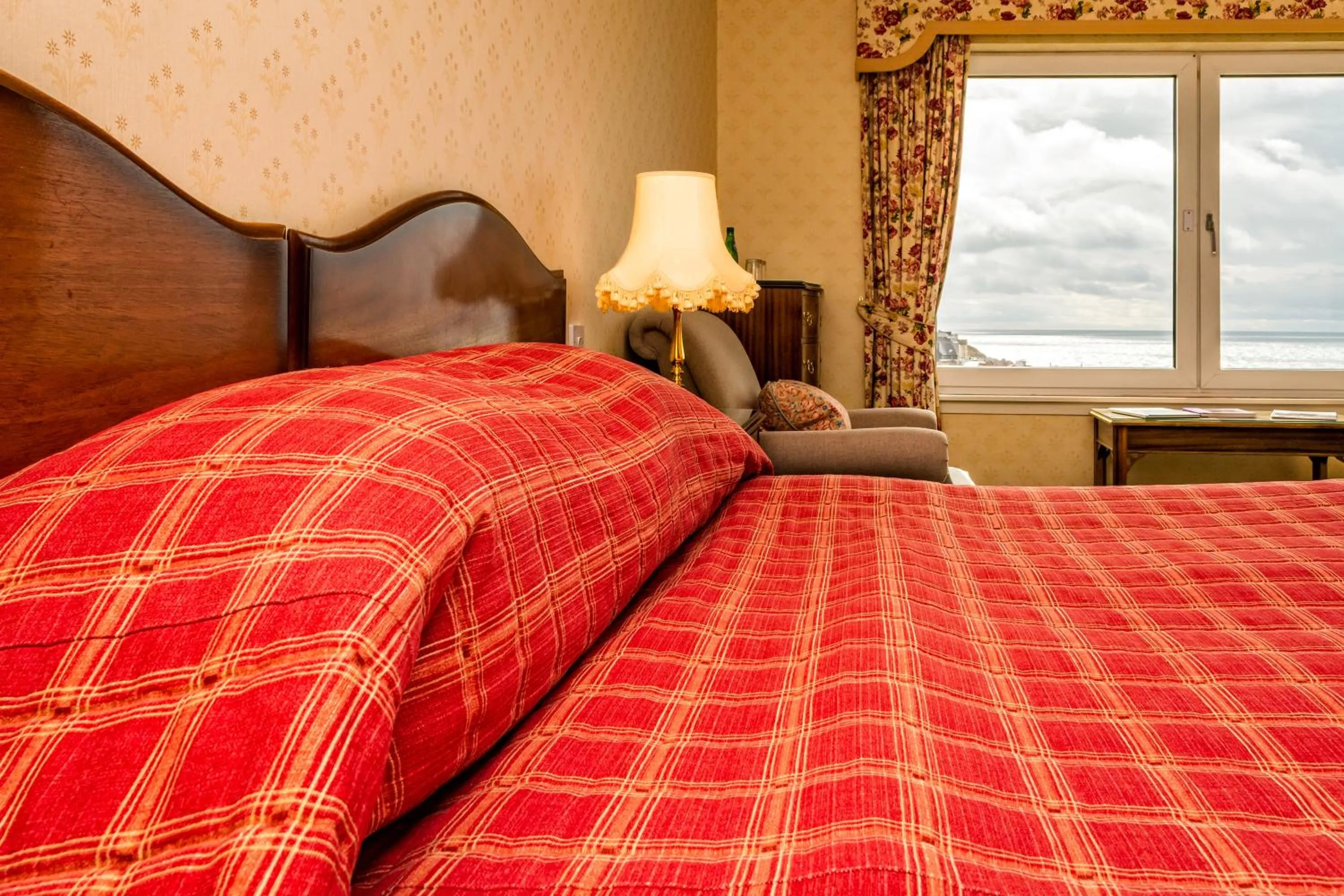 Bedroom, Bed in Fernhill Hotel