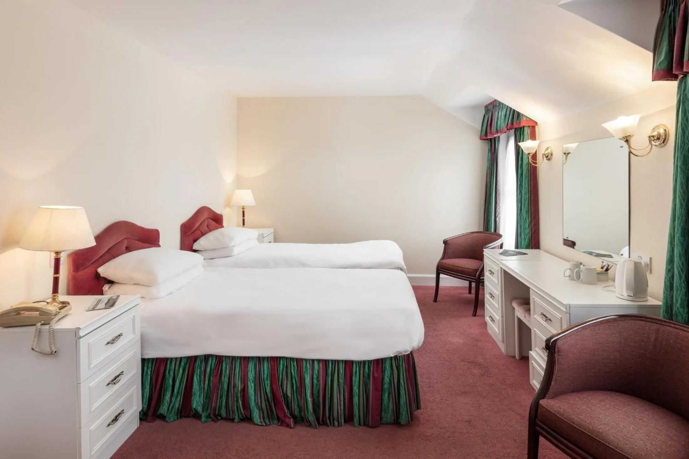 Bedroom, Bed in Fernhill Hotel