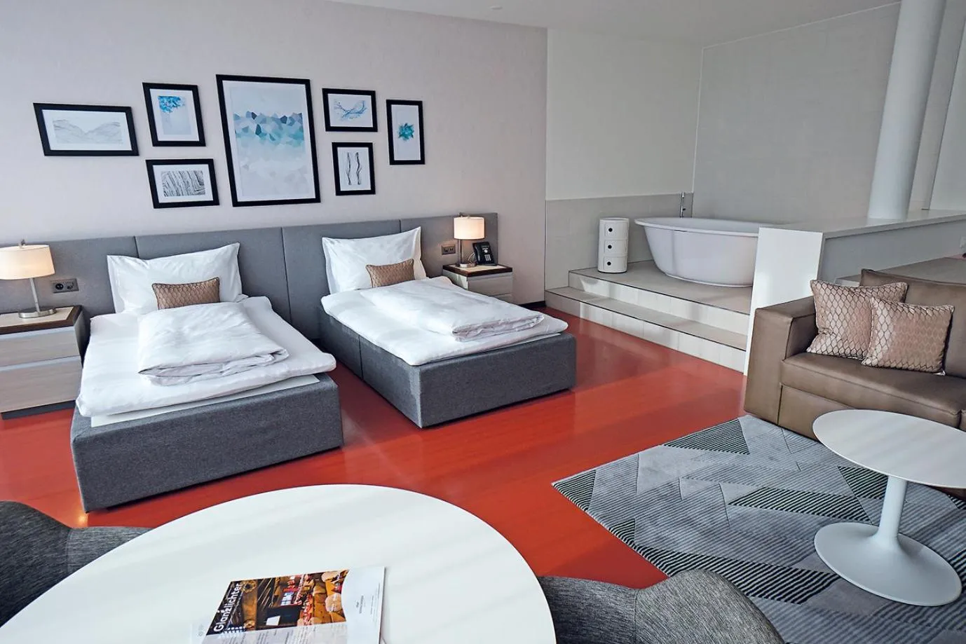 Living room, Bed in Hotel Sempachersee