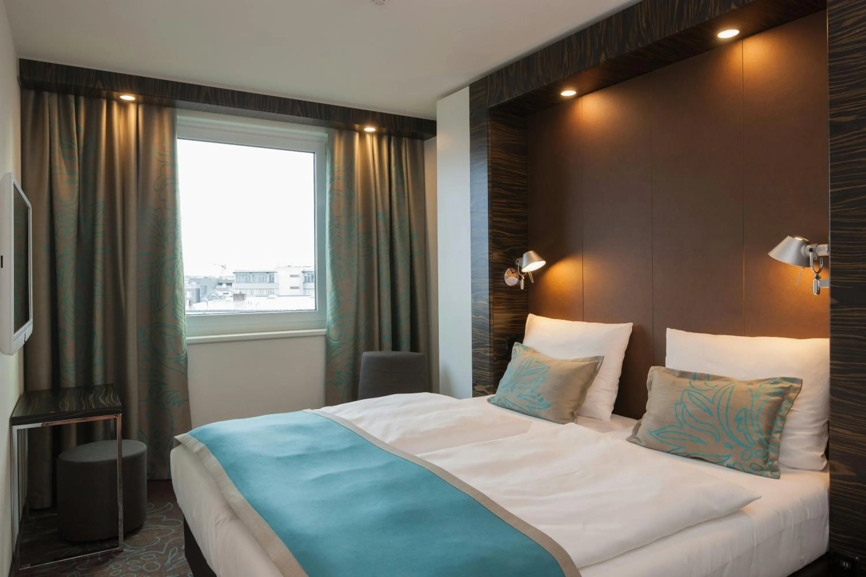 Photo of the whole room, Bed in Motel One Frankfurt Messe