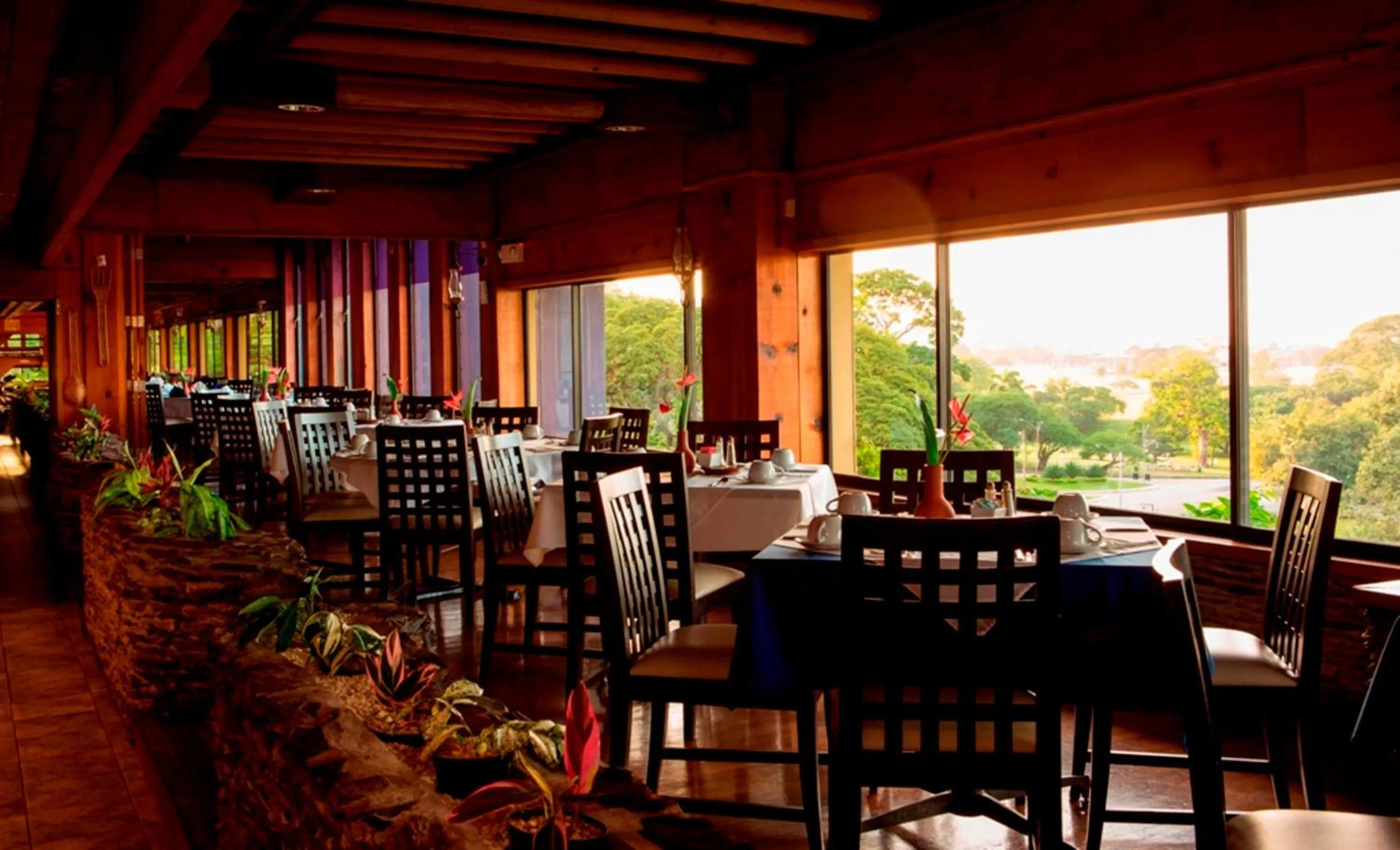 Restaurant/places to eat in Kapok Hotel