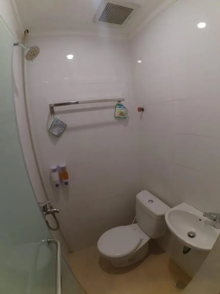 Bathroom in Cabin Hotel Sutomo