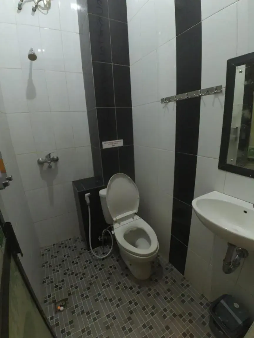 Bathroom in Cabin Hotel Sutomo