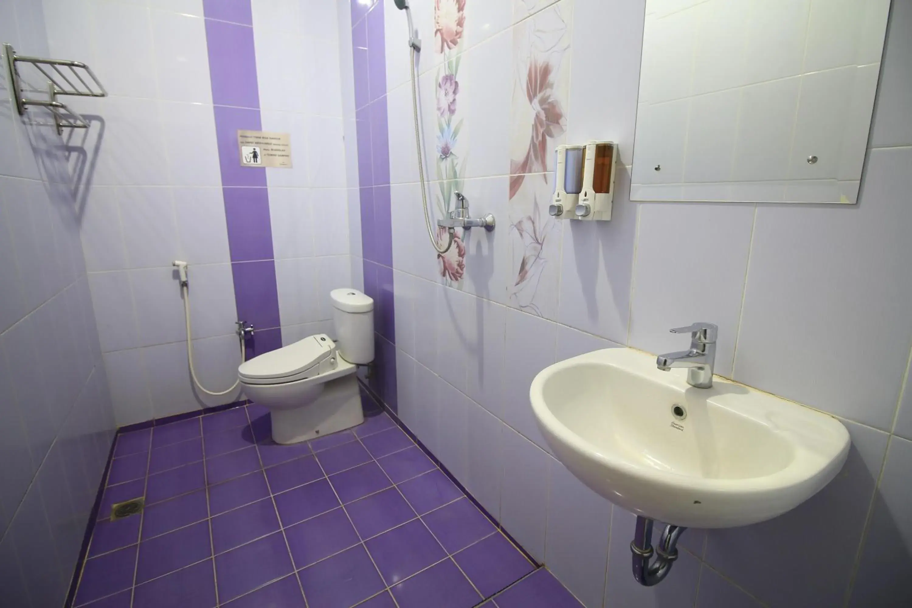 Bathroom in Cabin Hotel Sutomo