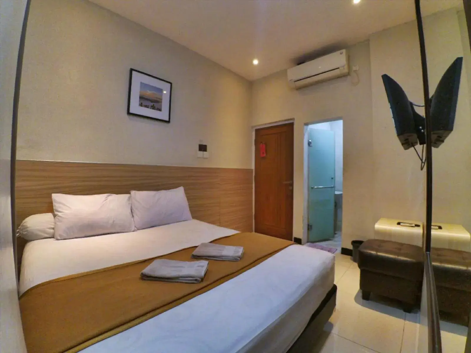 Bed in Cabin Hotel Sutomo