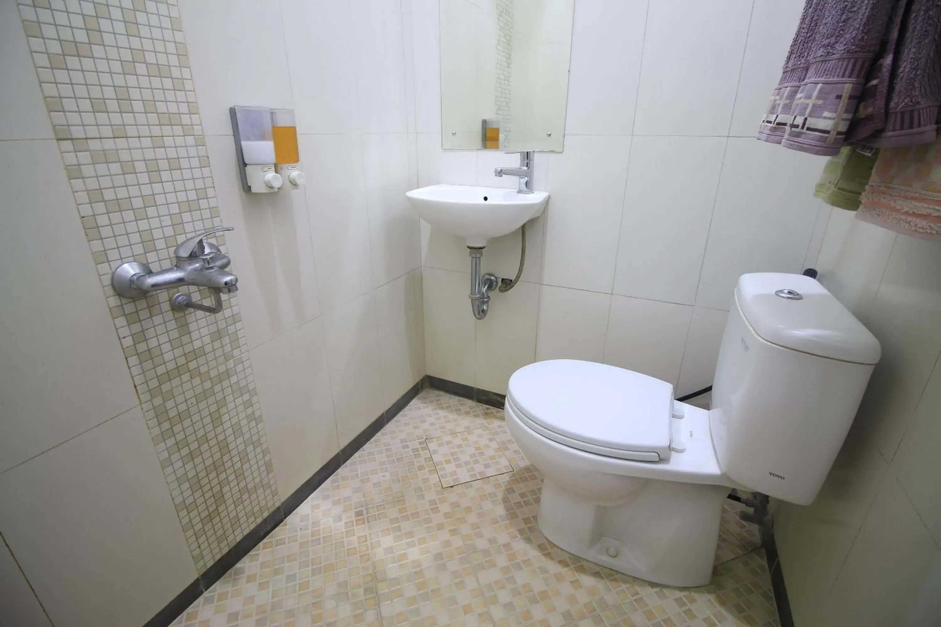 Bathroom in Cabin Hotel Sutomo