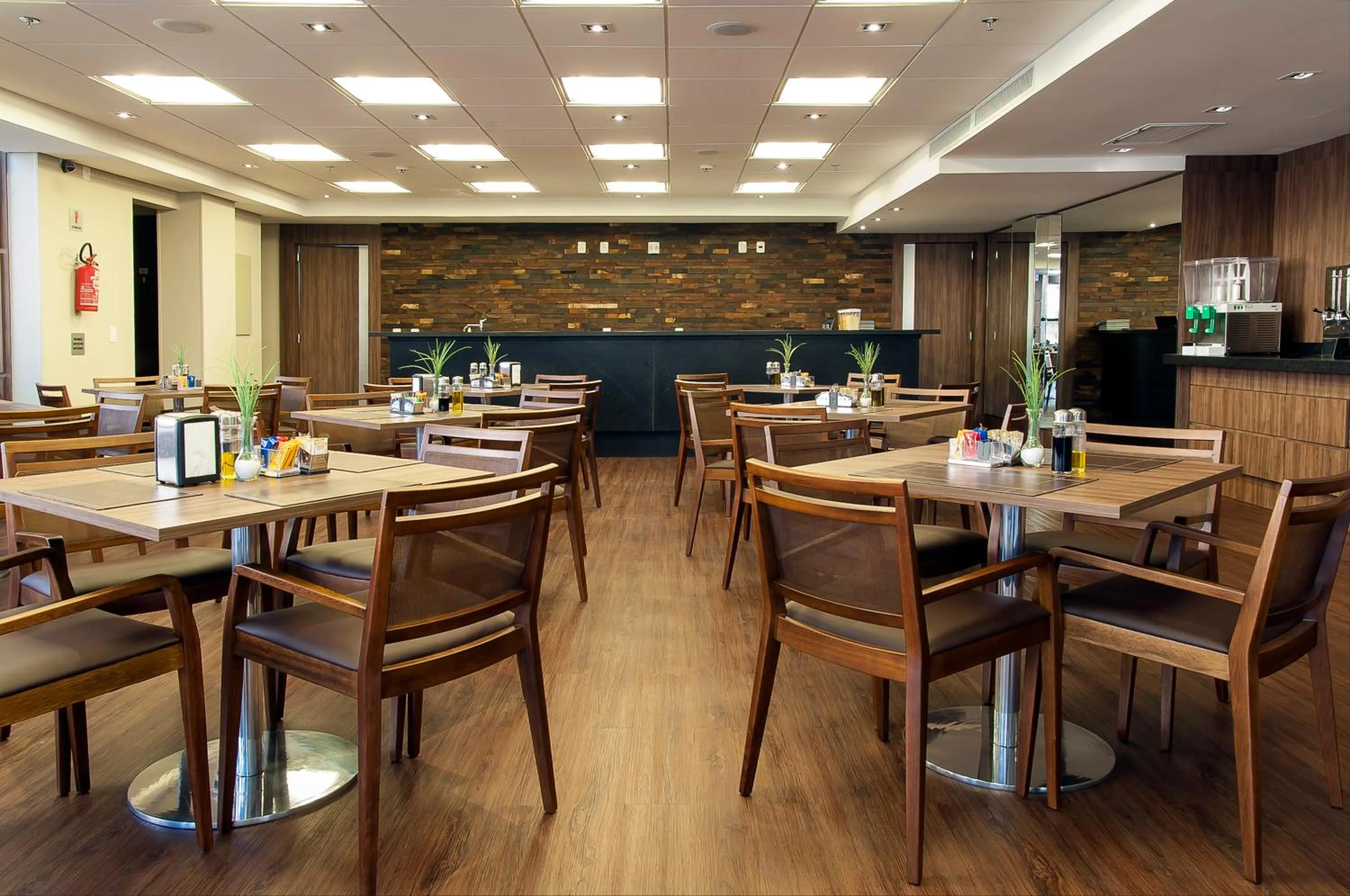 Restaurant/places to eat in Kennedy Executive Hotel