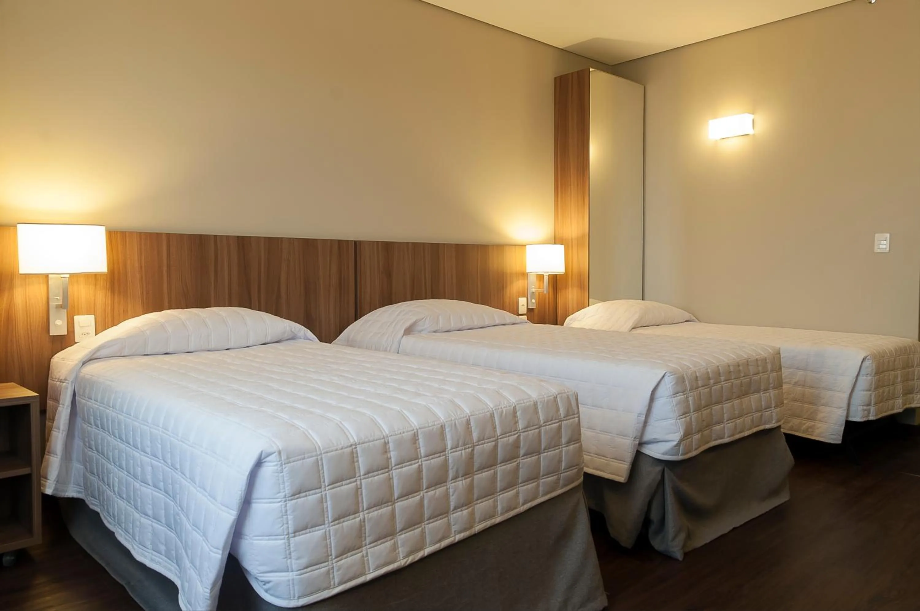 Bedroom, Bed in Kennedy Executive Hotel