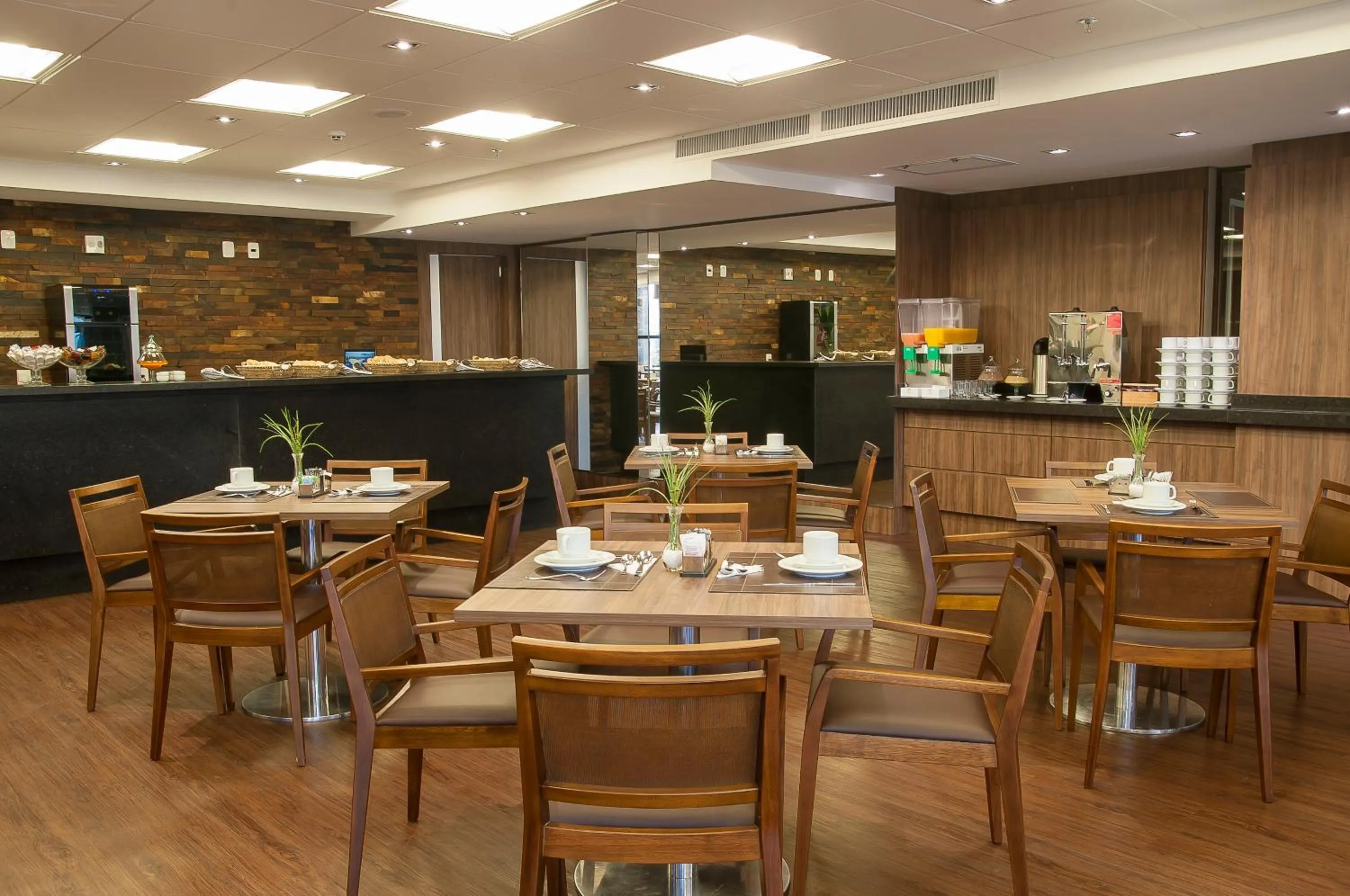 Restaurant/places to eat in Kennedy Executive Hotel
