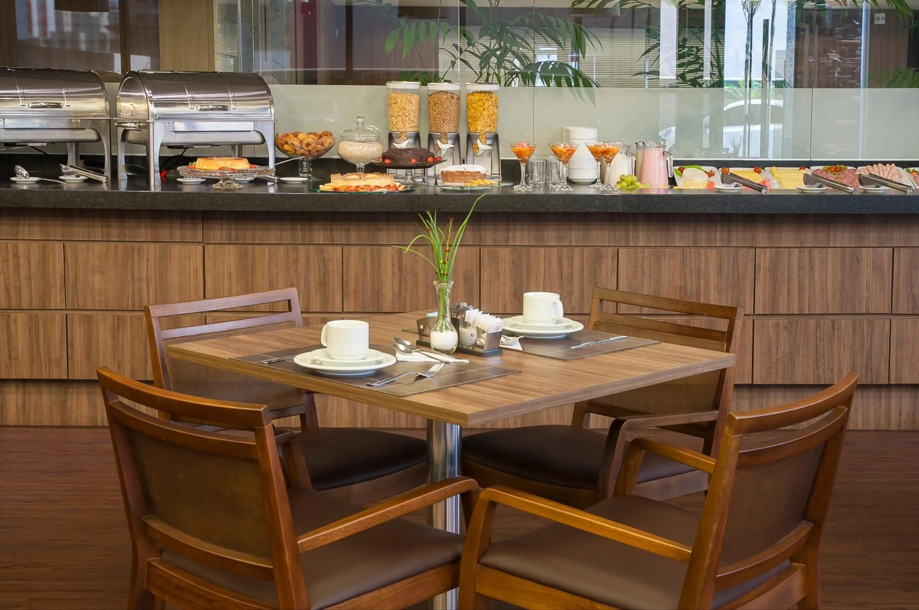 Restaurant/places to eat in Kennedy Executive Hotel