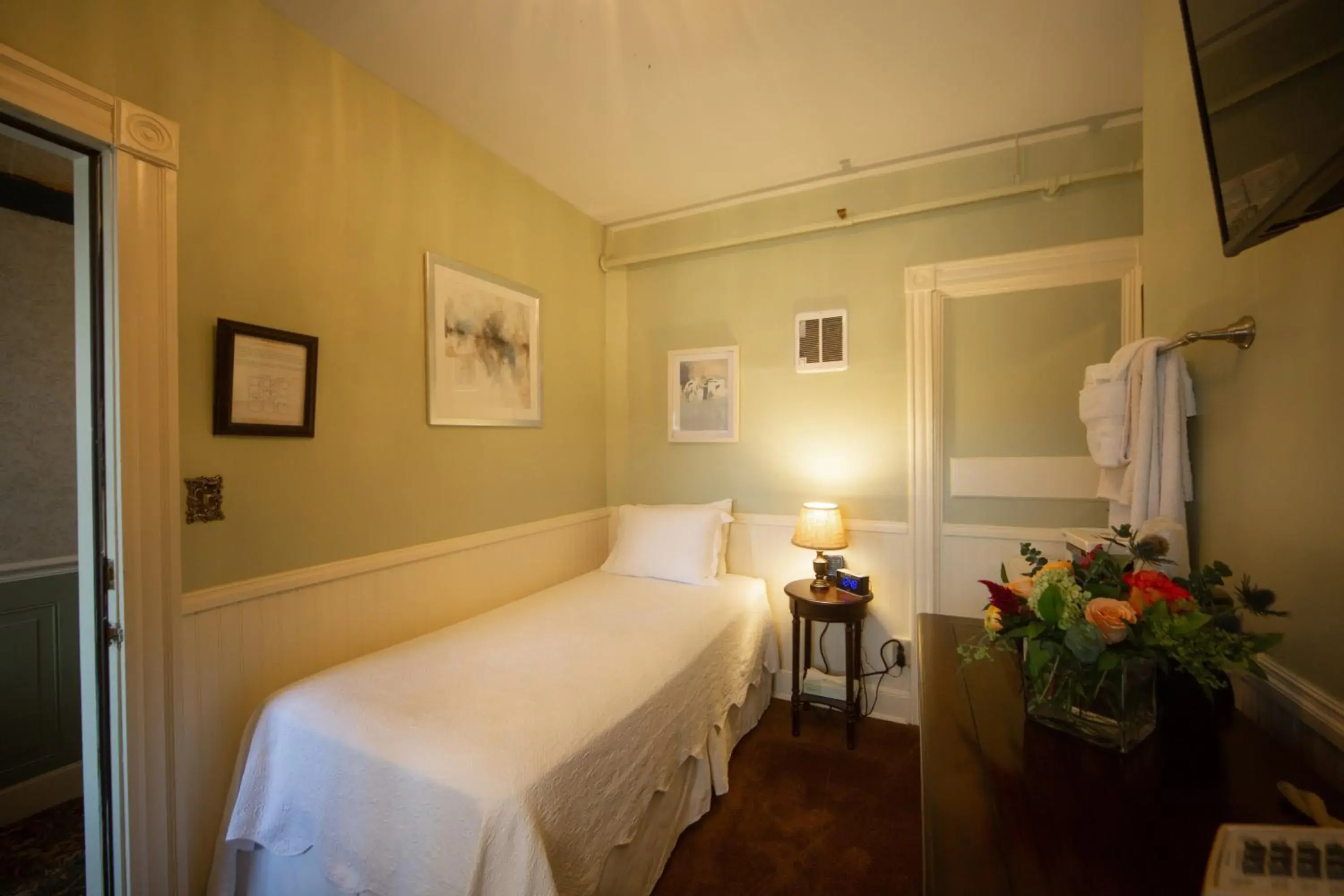 Single Room with External Private Bathroom in Inn at St John Portland In-Town Single Room with External Private Bathroom in Inn at St John Portland In-Town