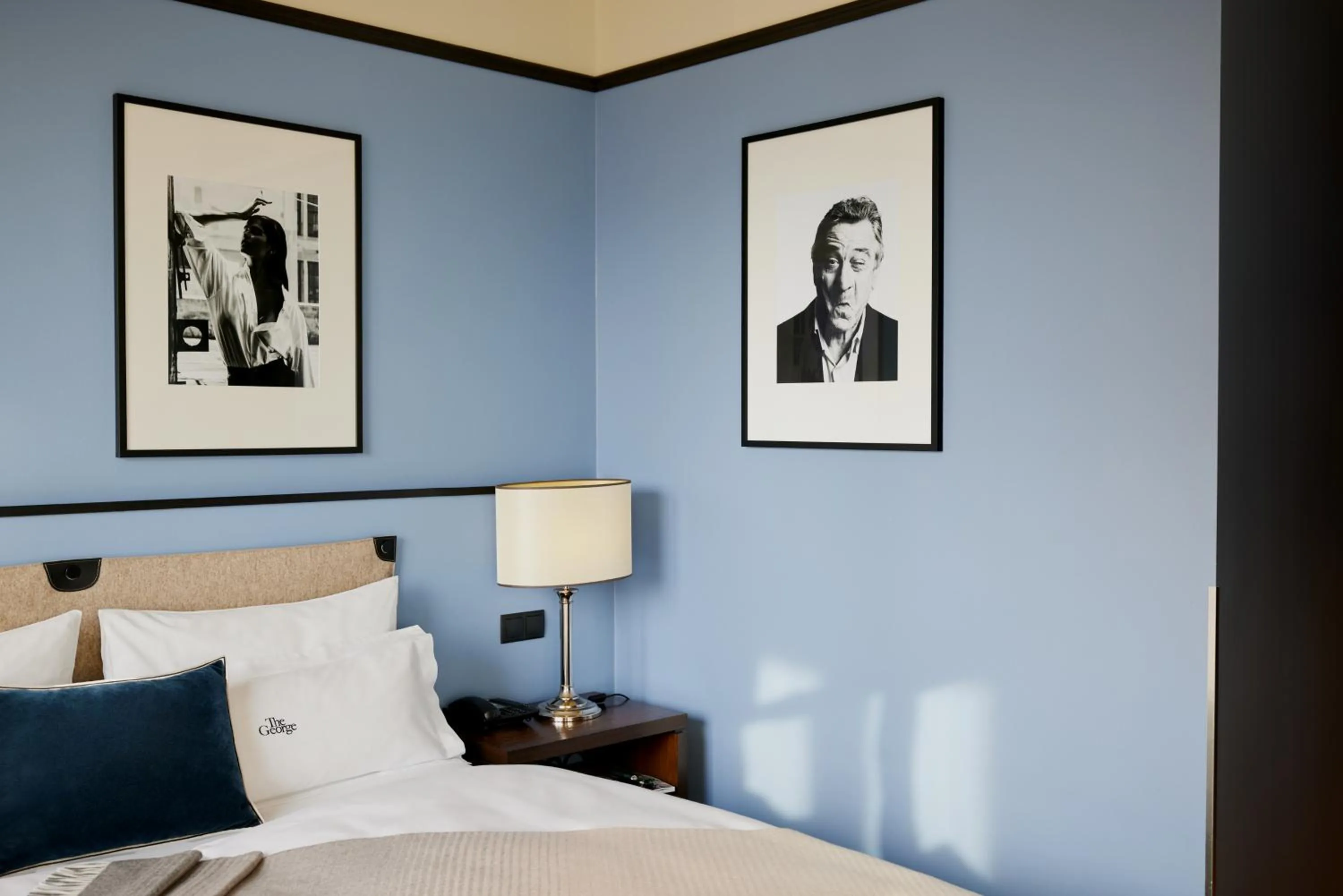 Photo of the whole room, Bed in The George Hamburg