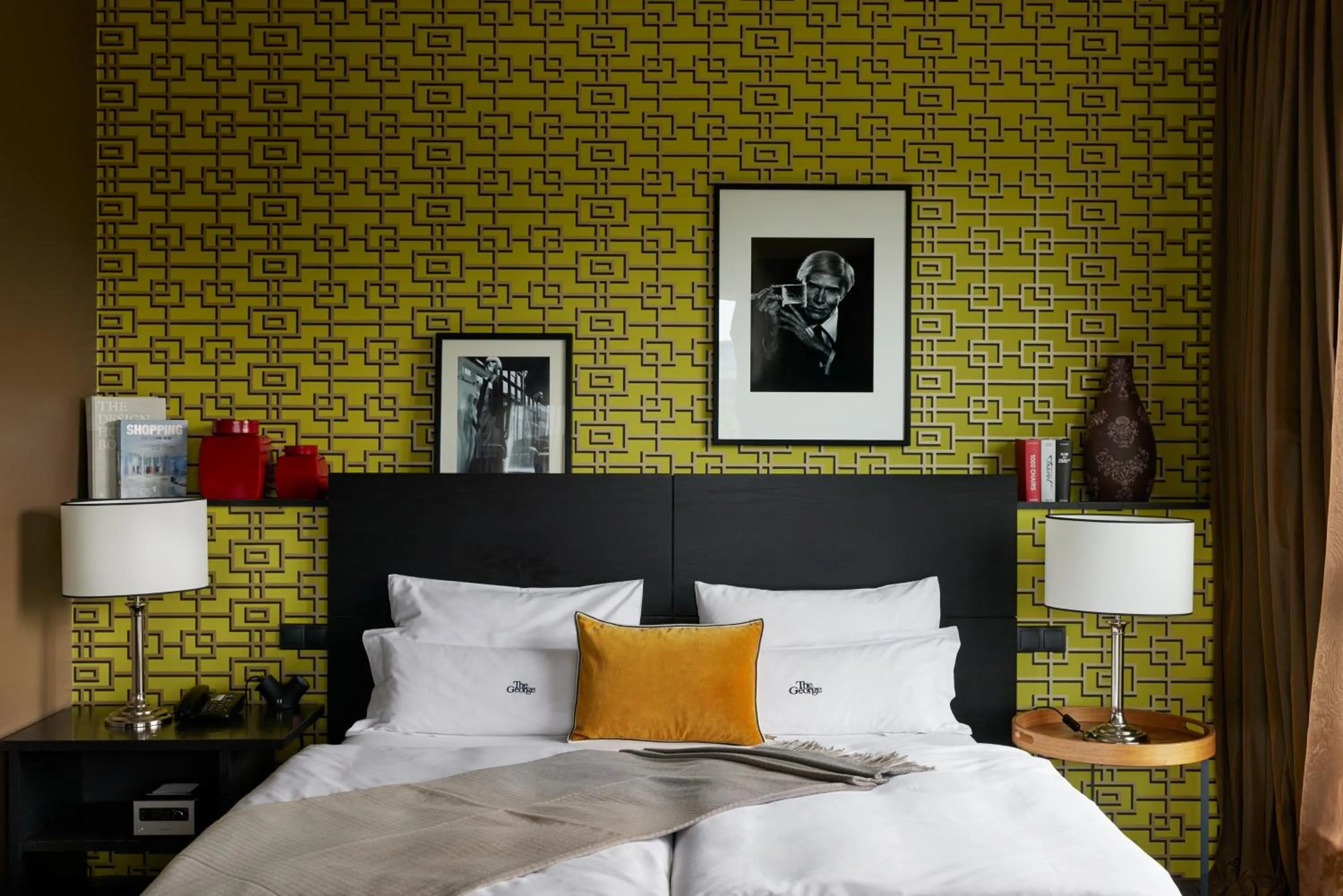 Photo of the whole room, Bed in The George Hamburg