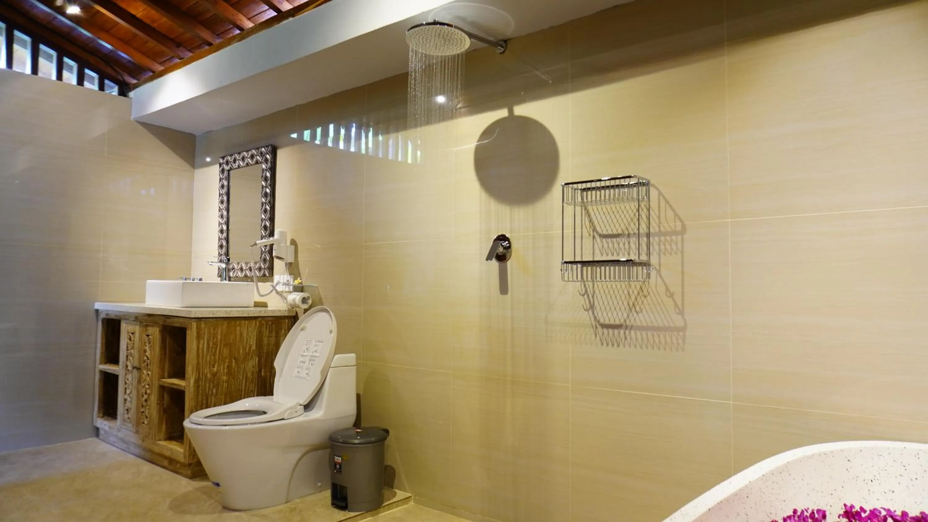 Toilet in Royani Villa