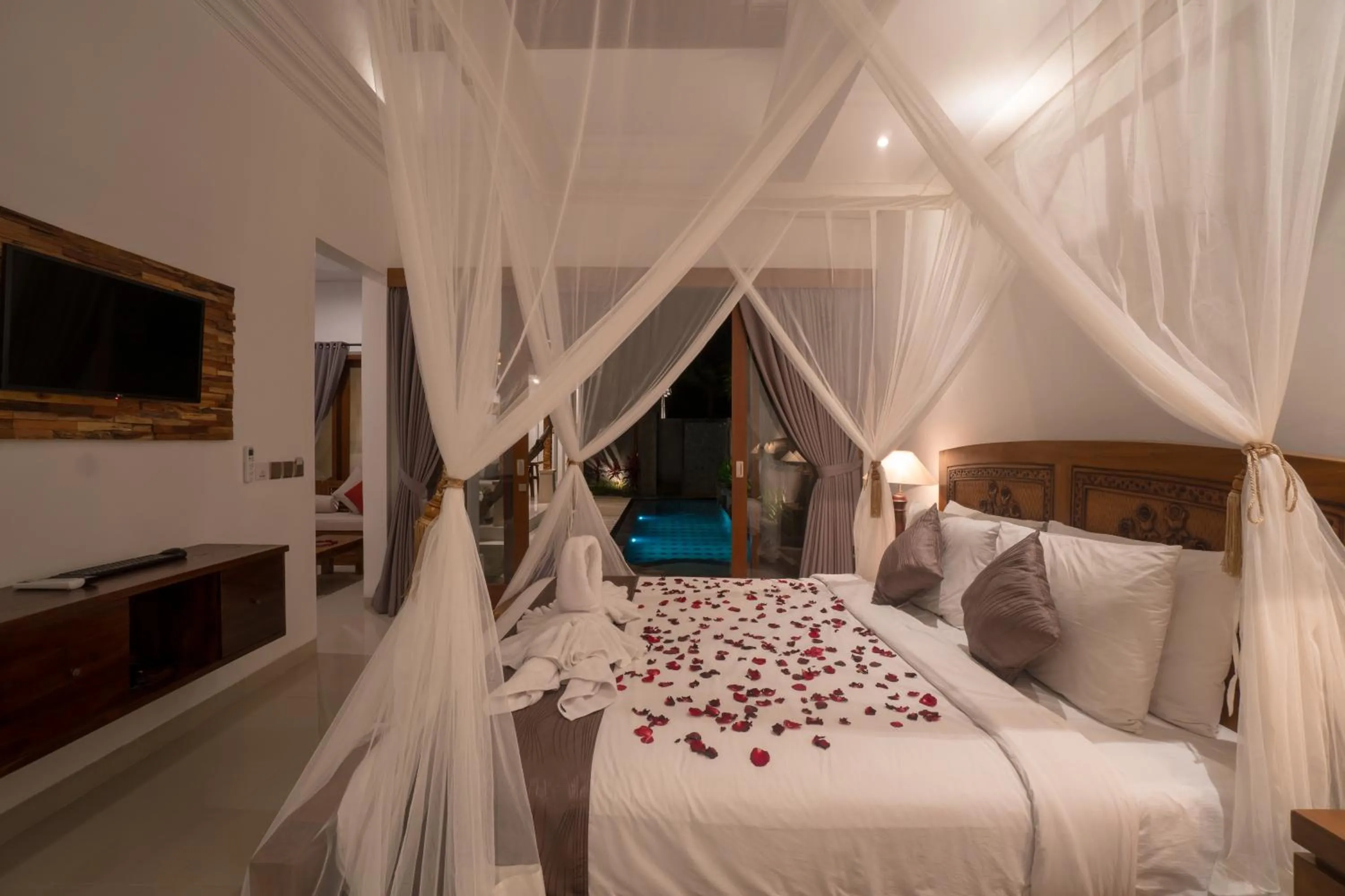 Photo of the whole room, Bed in Royani Villa