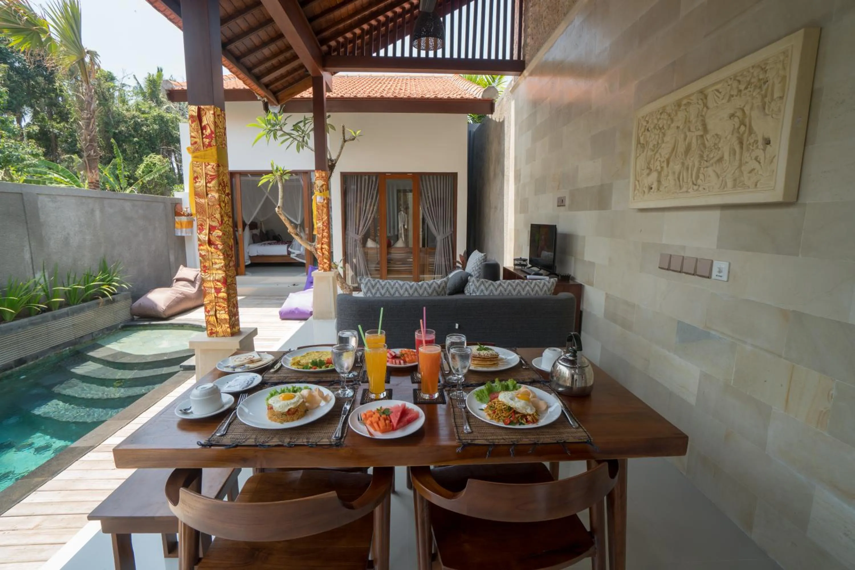 Food and drinks in Royani Villa