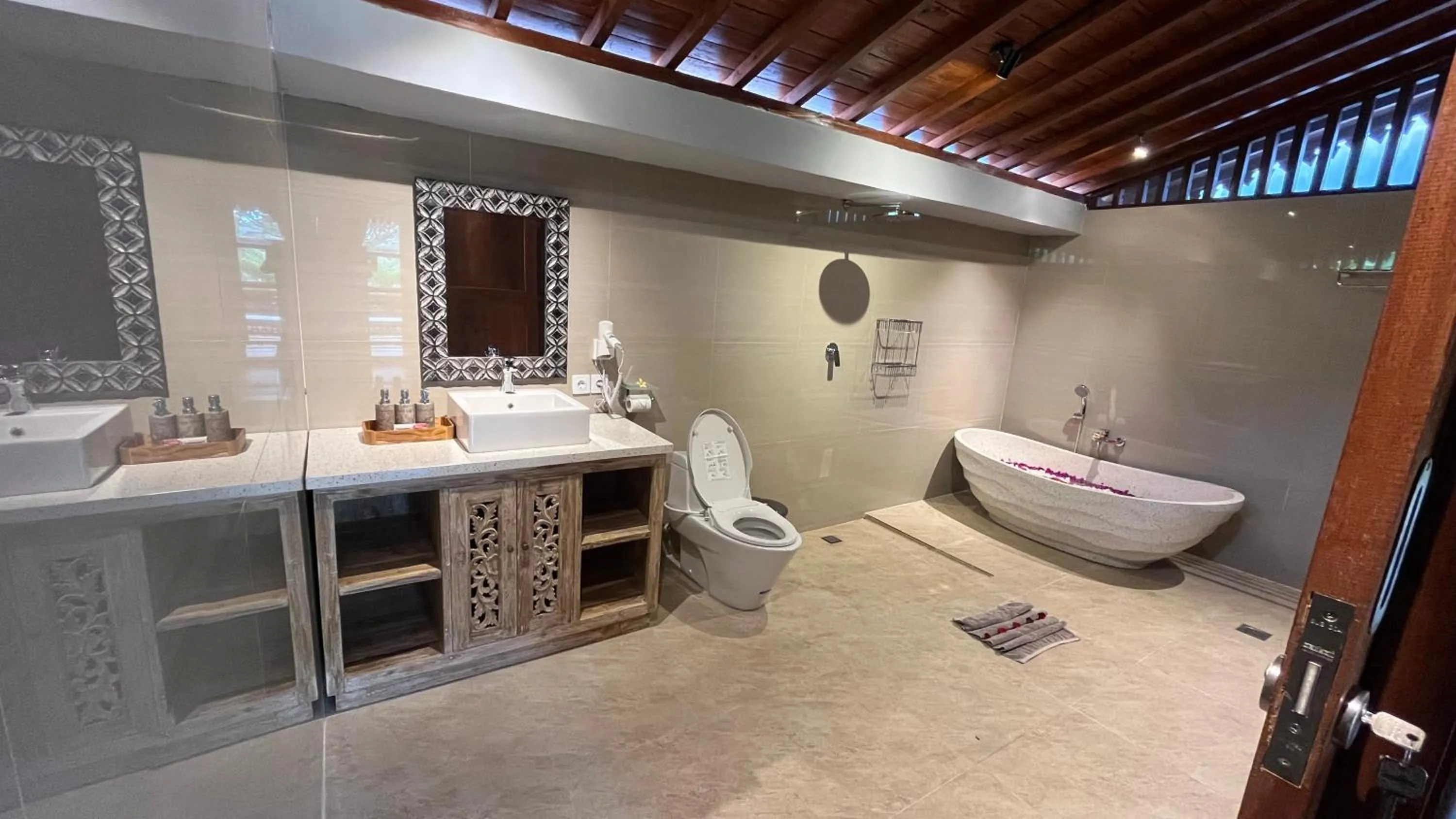 Toilet in Royani Villa
