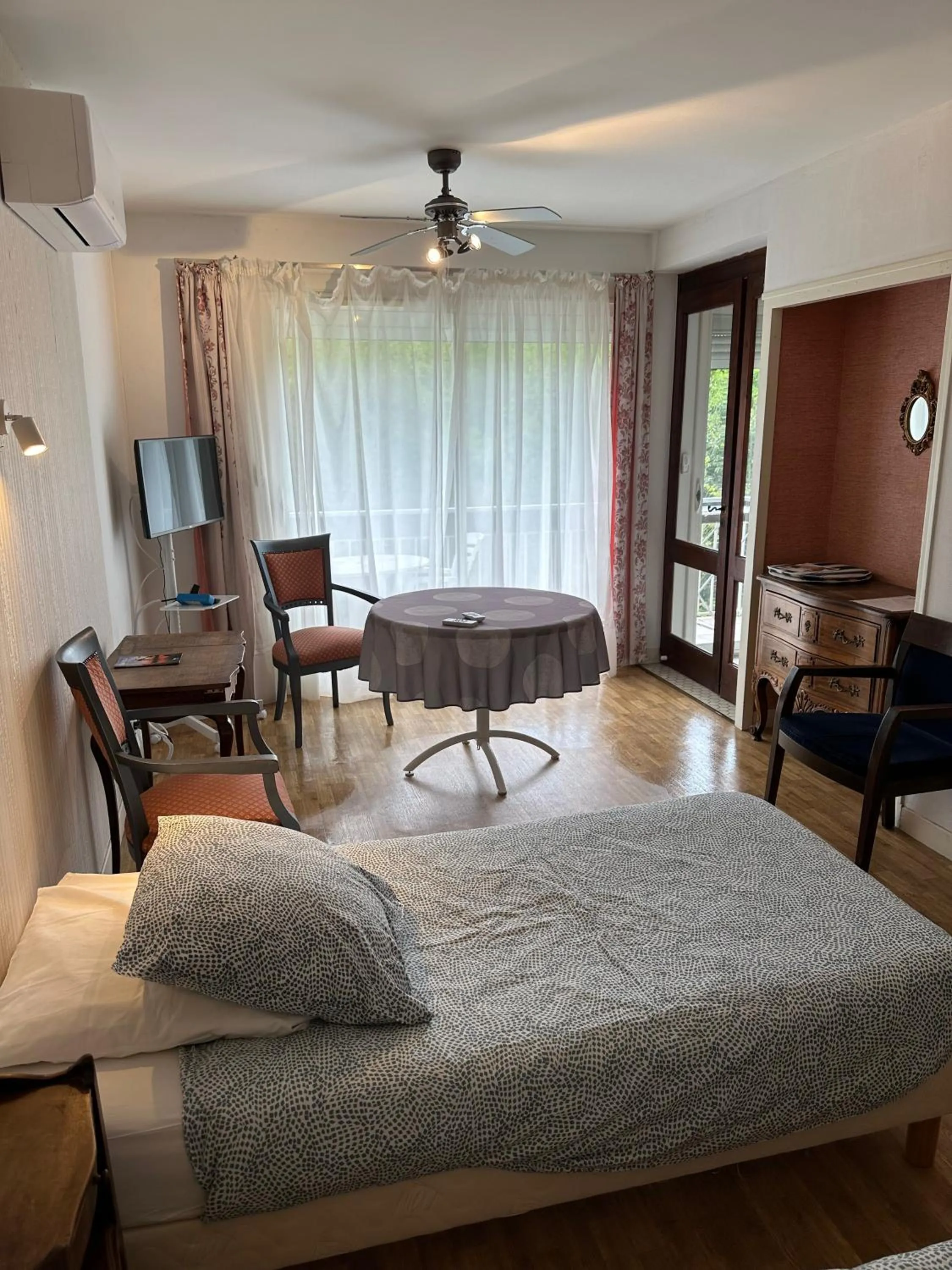 Living room, Bed in Résidence Les Milandes