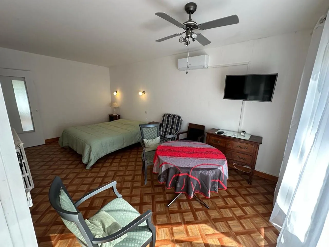 Photo of the whole room, Bed in Résidence Les Milandes