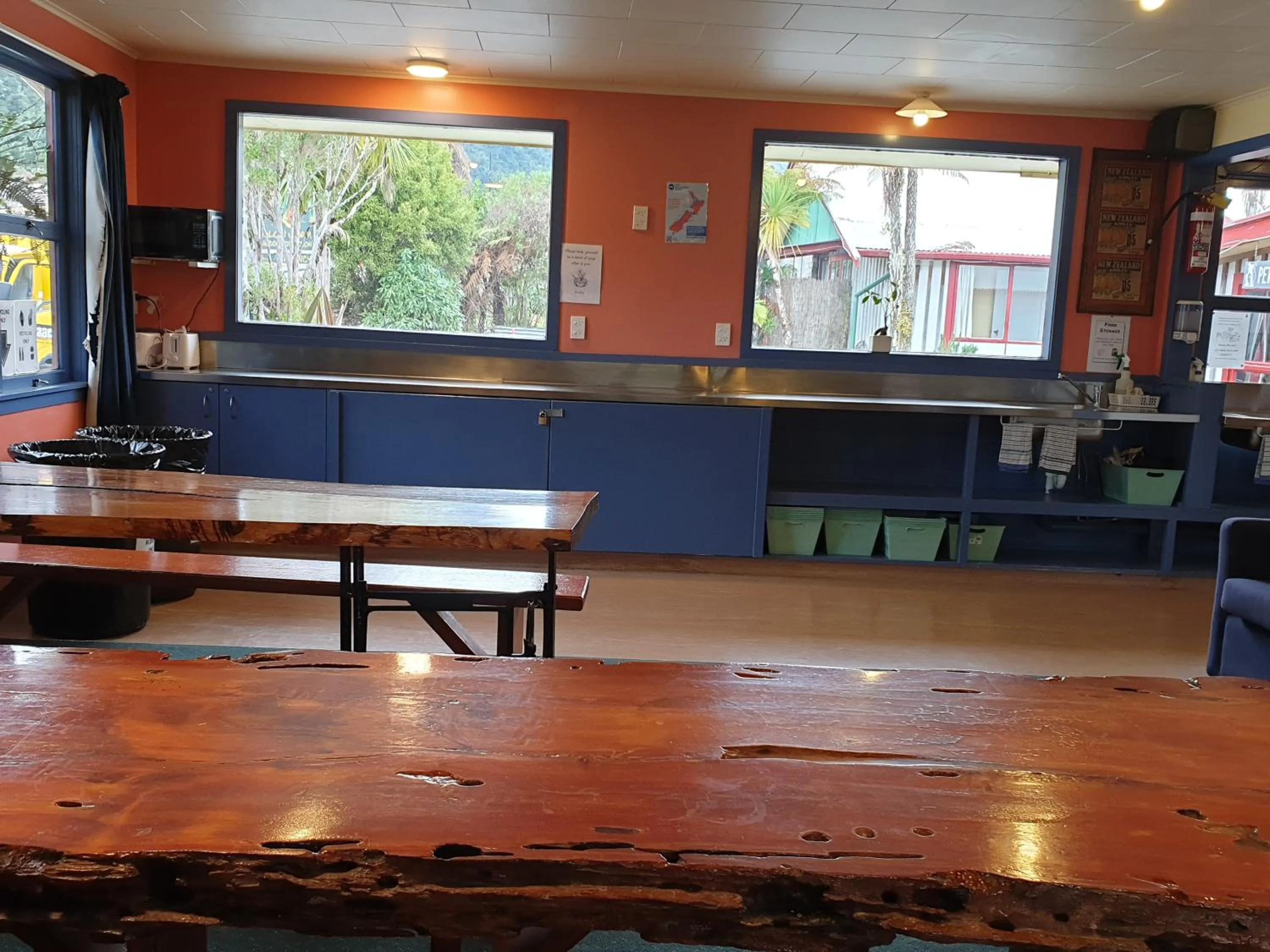 Communal lounge/ TV room in Glow Worm Accommodation