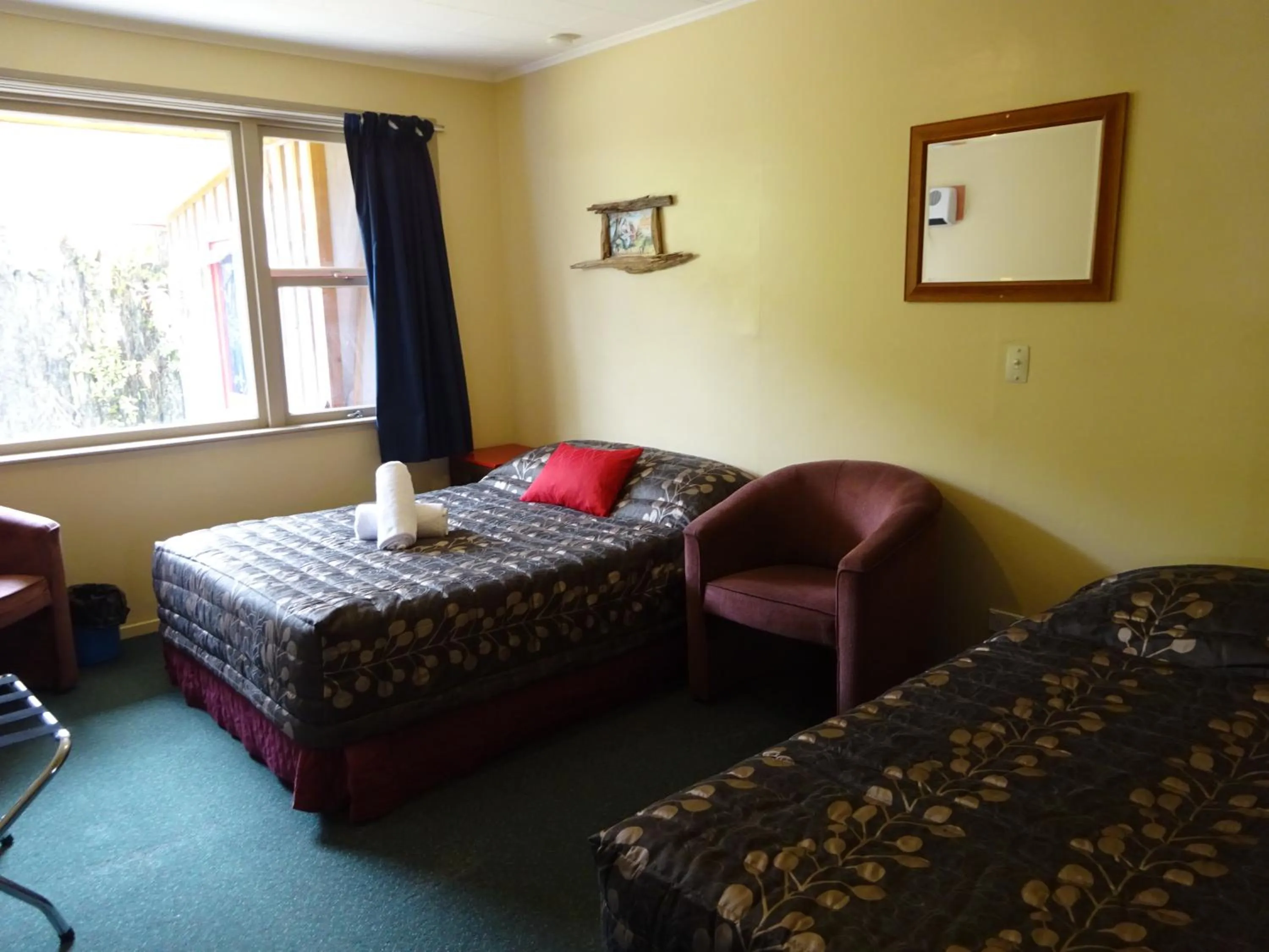 Bedroom, Bed in Glow Worm Accommodation