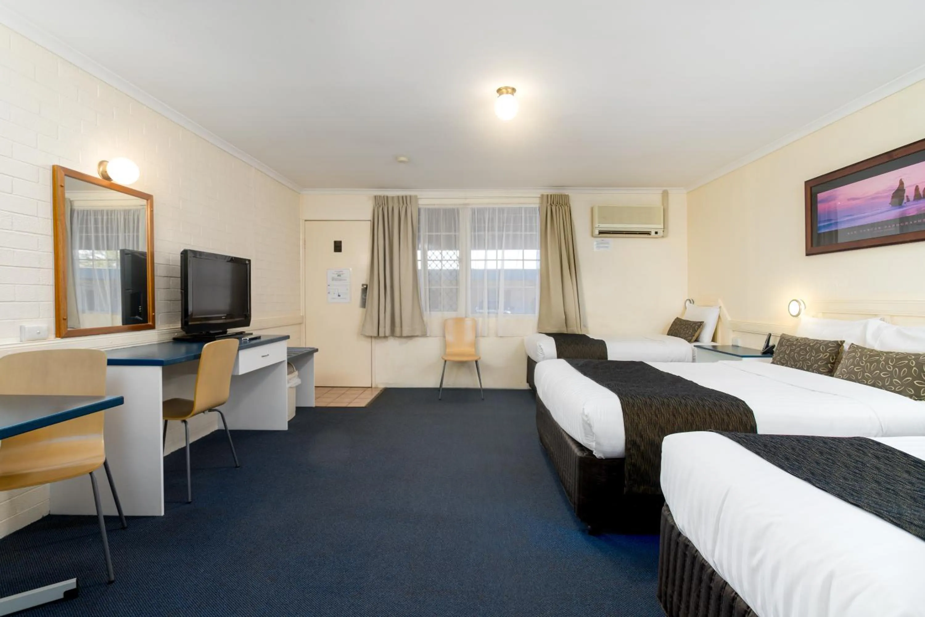 Photo of the whole room, Bed in Applegum Inn