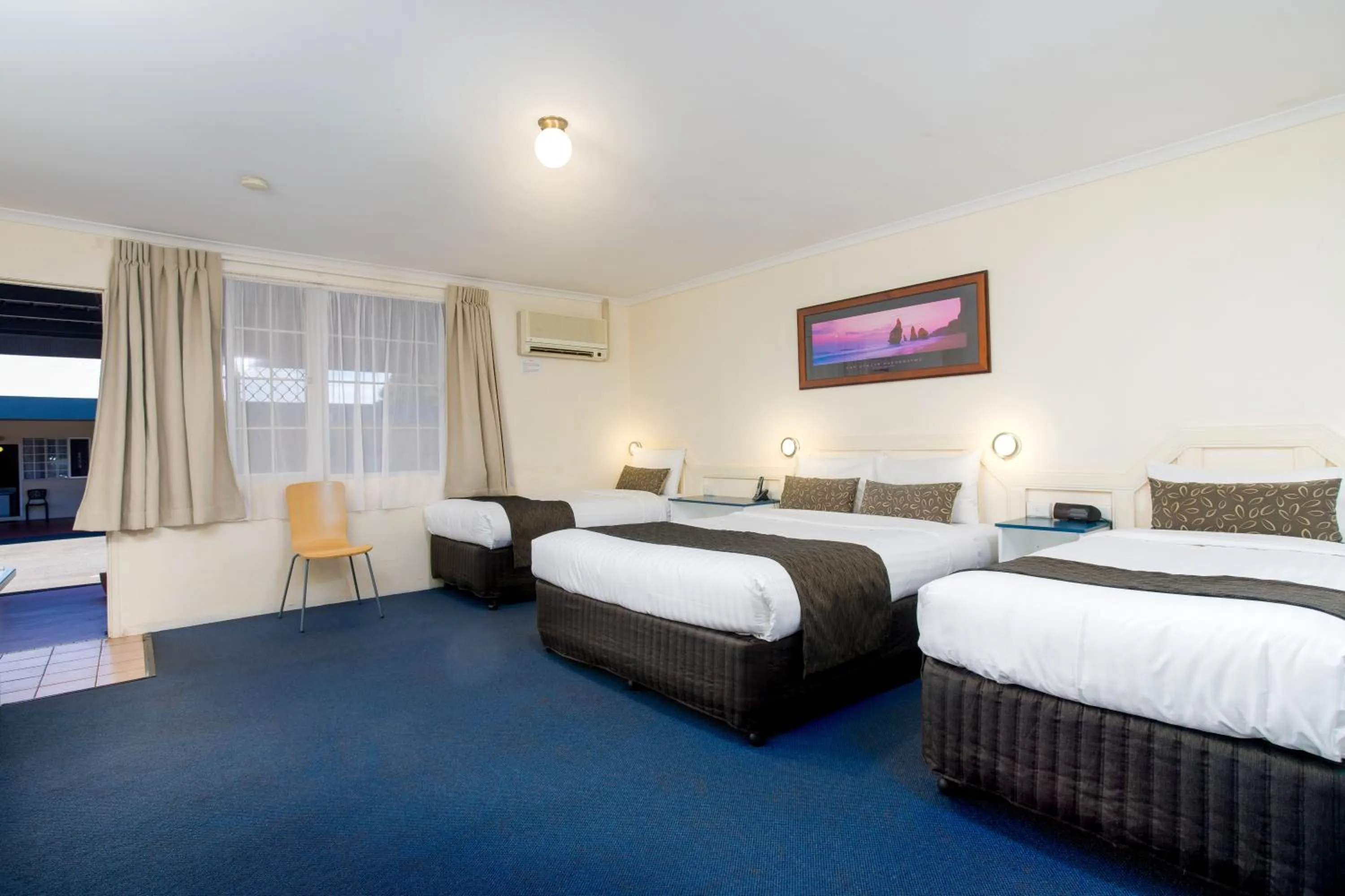 Photo of the whole room, Bed in Applegum Inn