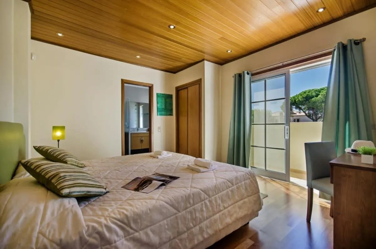Villa Palm Golfe, fantastic house on Vila Sol course, kids pool, aircon
