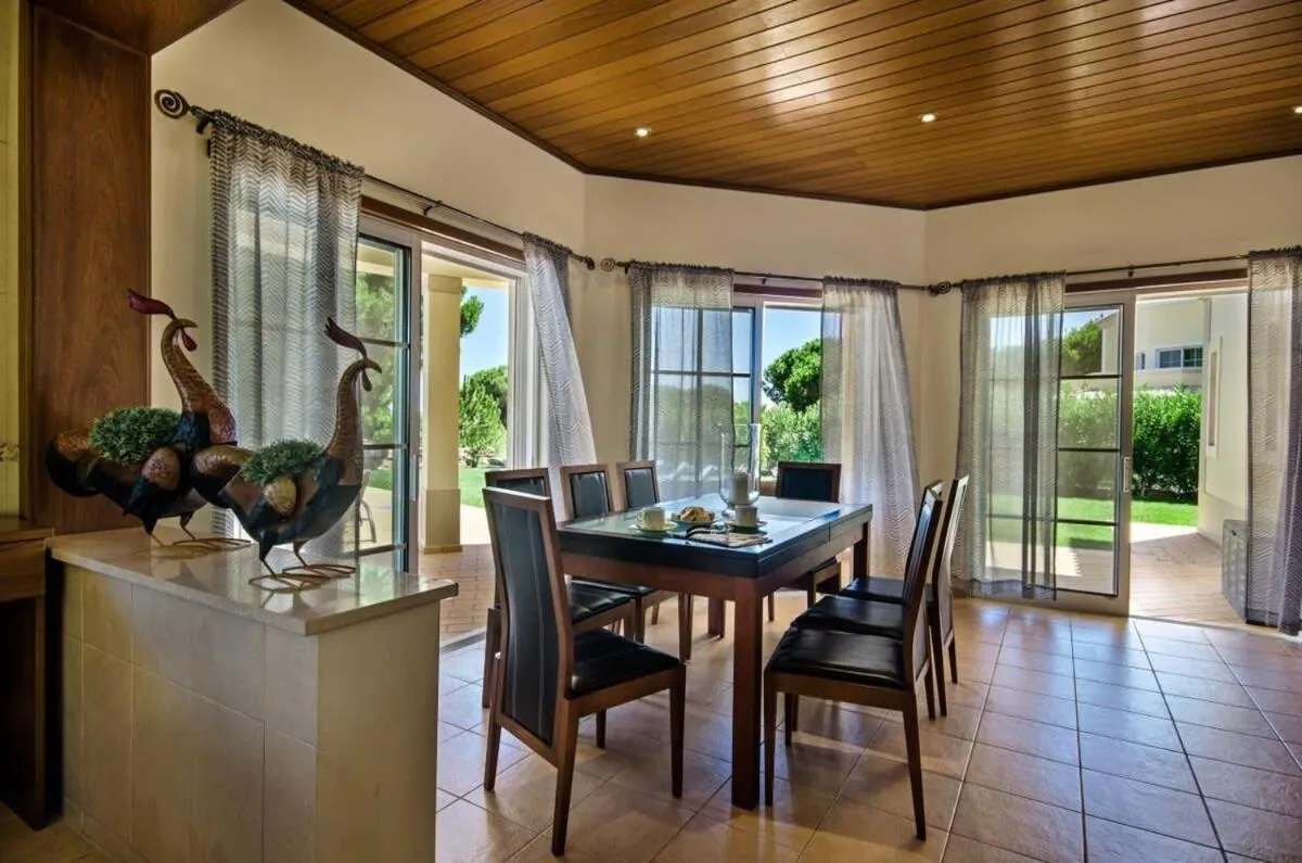 Villa Palm Golfe, fantastic house on Vila Sol course, kids pool, aircon