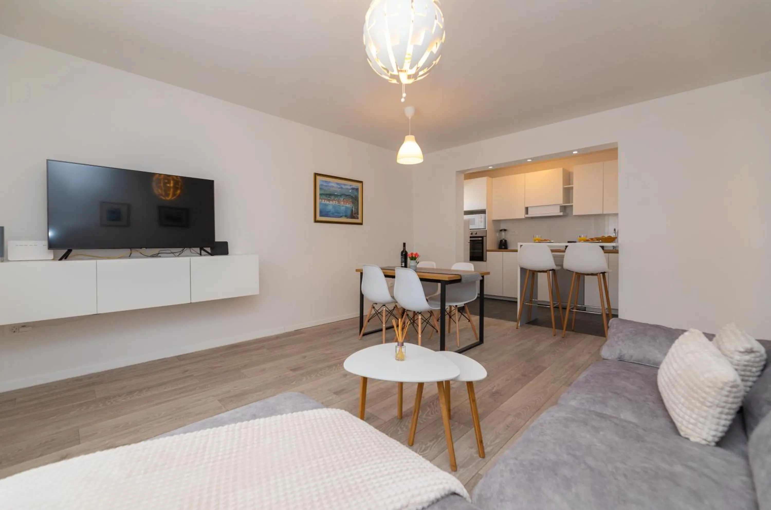 Communal lounge/ TV room in Two Flowers Luxury Apartment