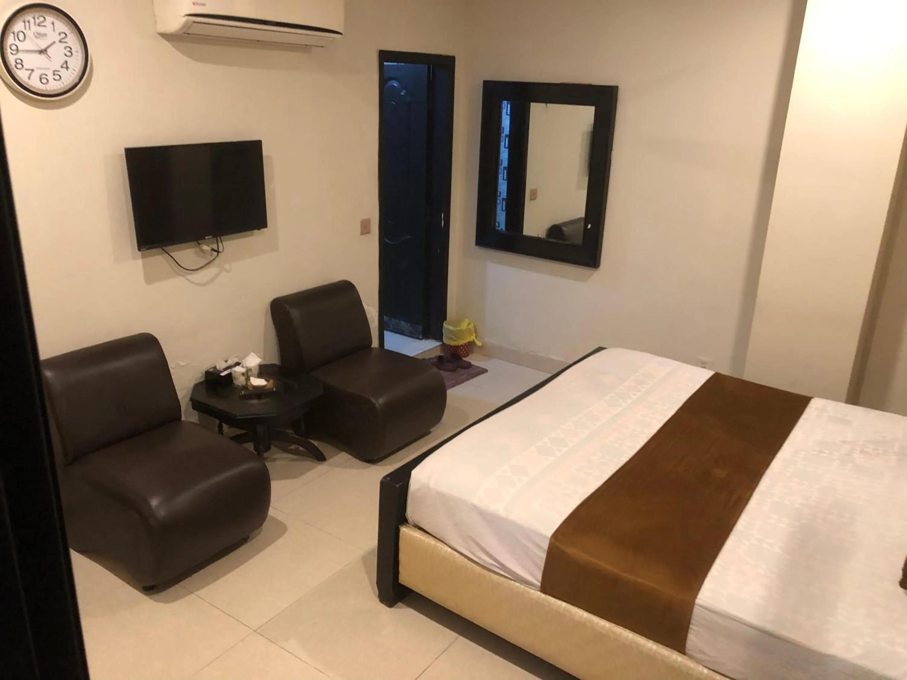 Communal lounge/ TV room, Bed in Hotel Tulip Inn