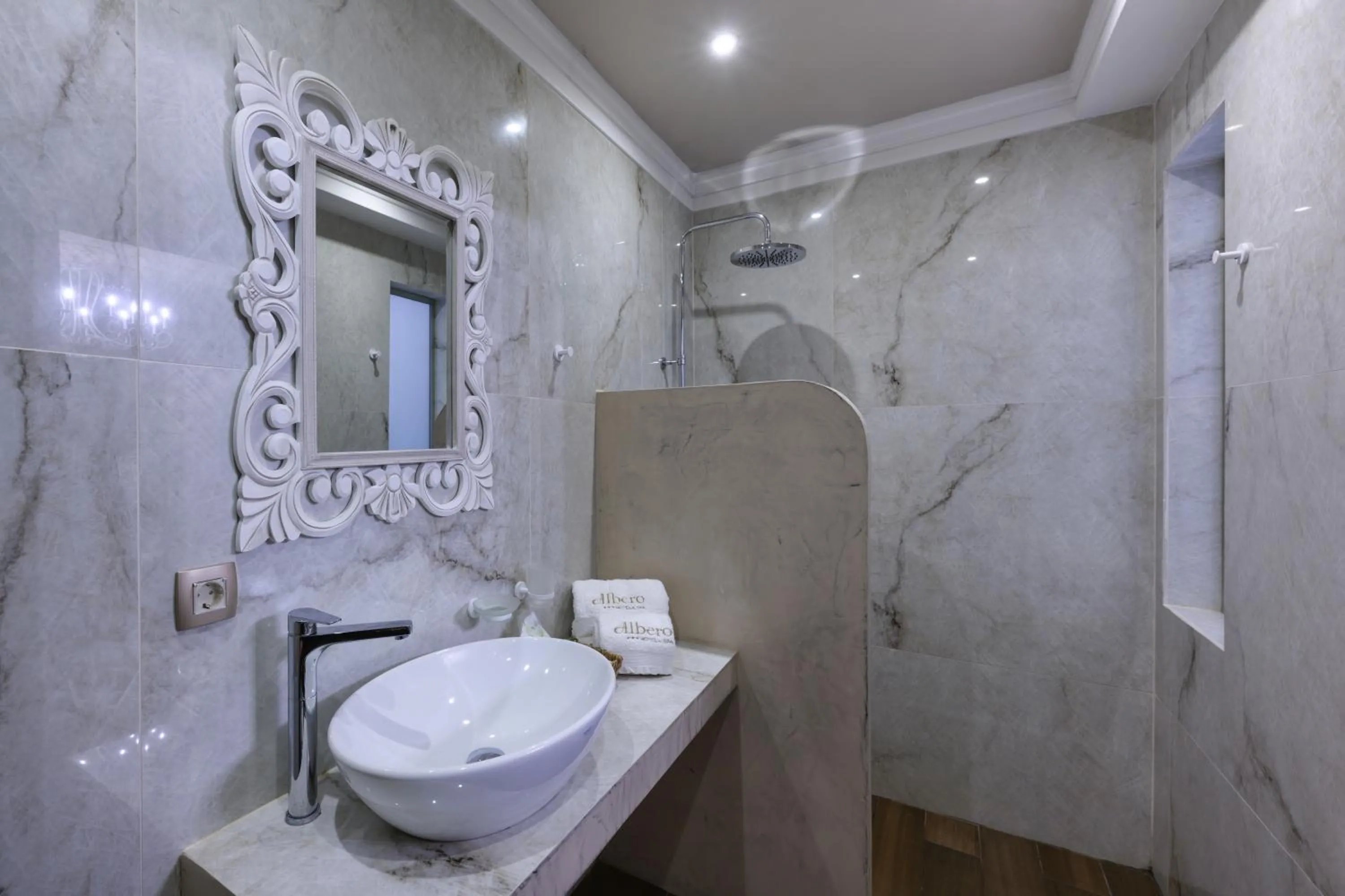 Shower in Álbero Hotel