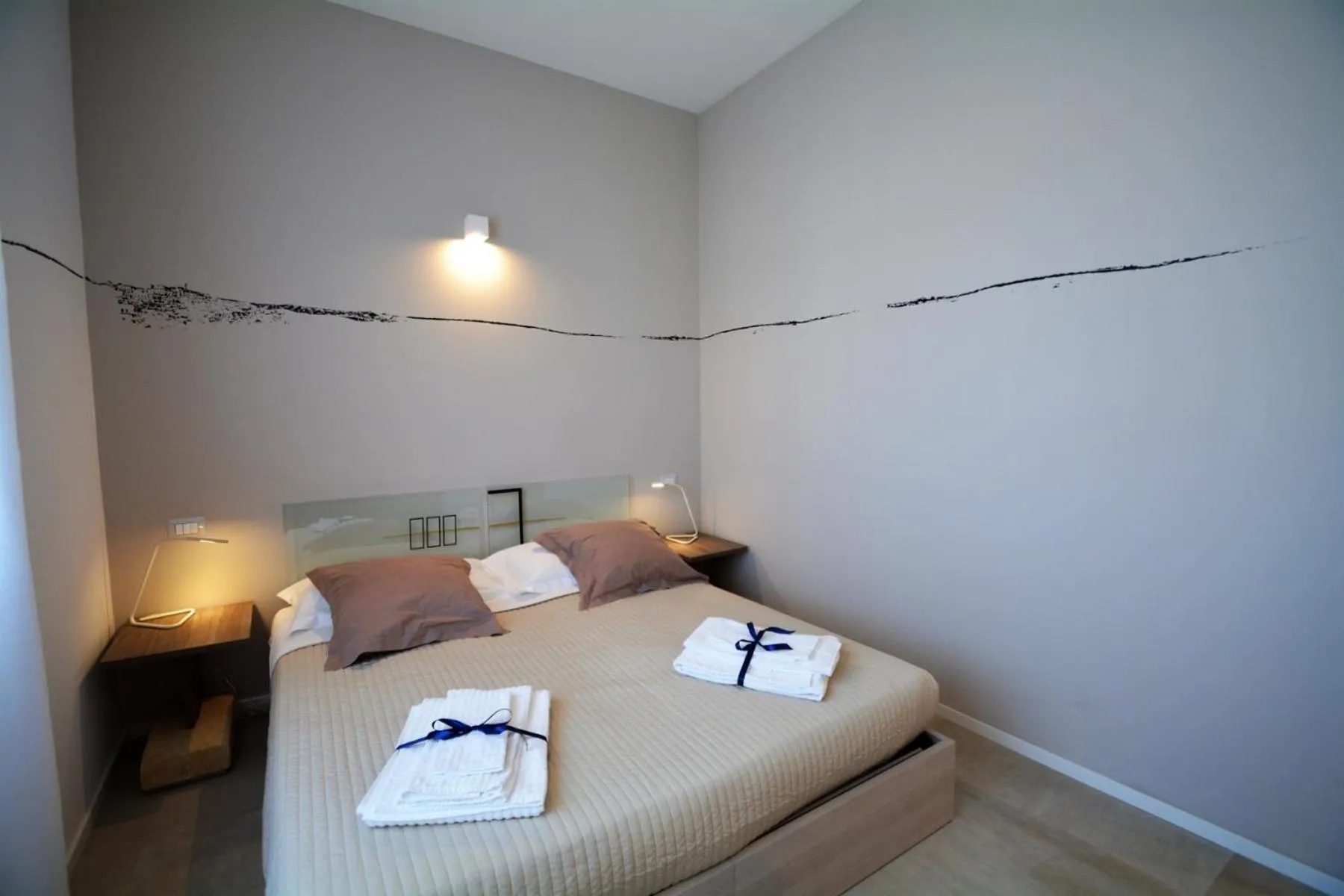 Photo of the whole room, Bed in Graffiti