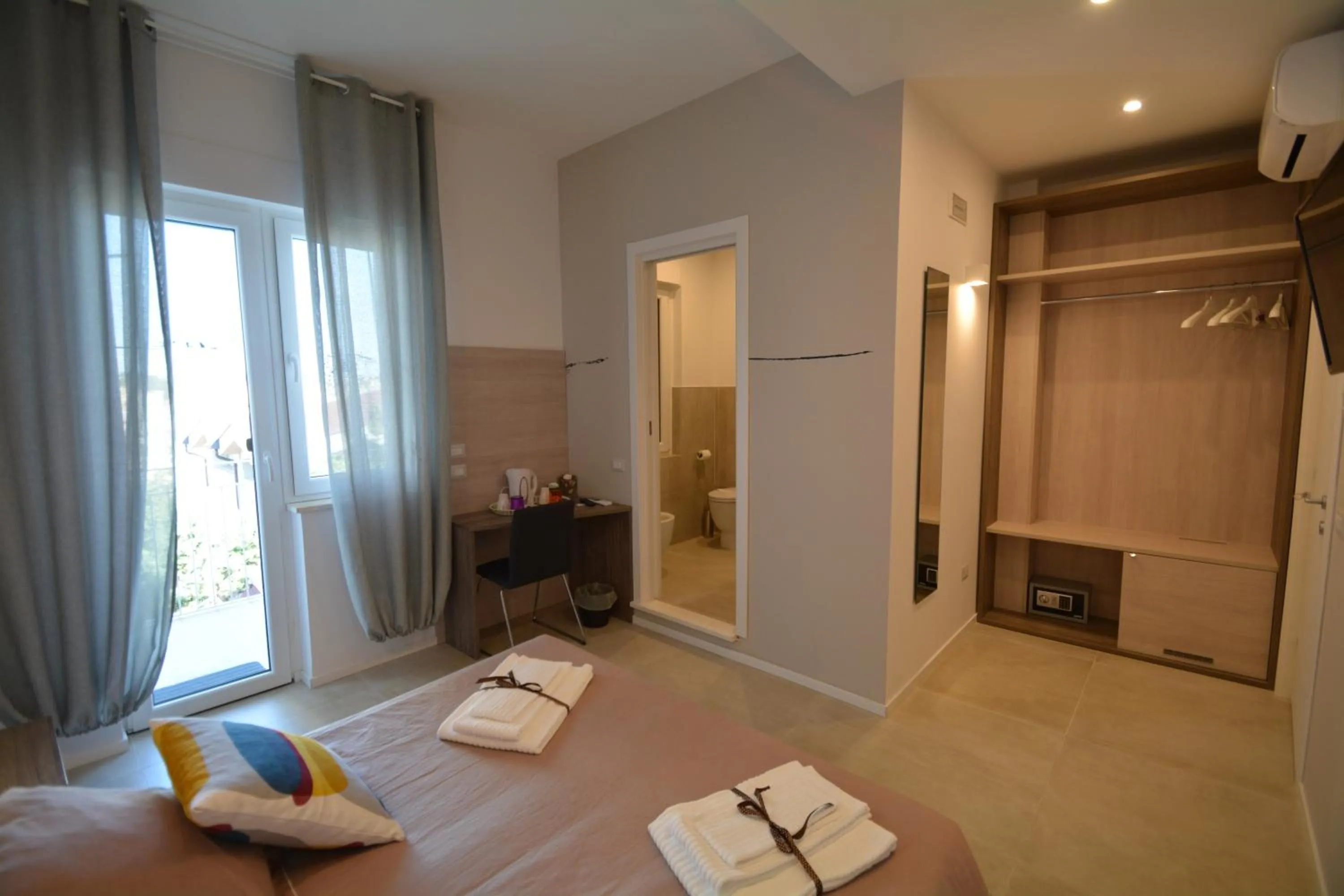 Photo of the whole room, Bed in Graffiti