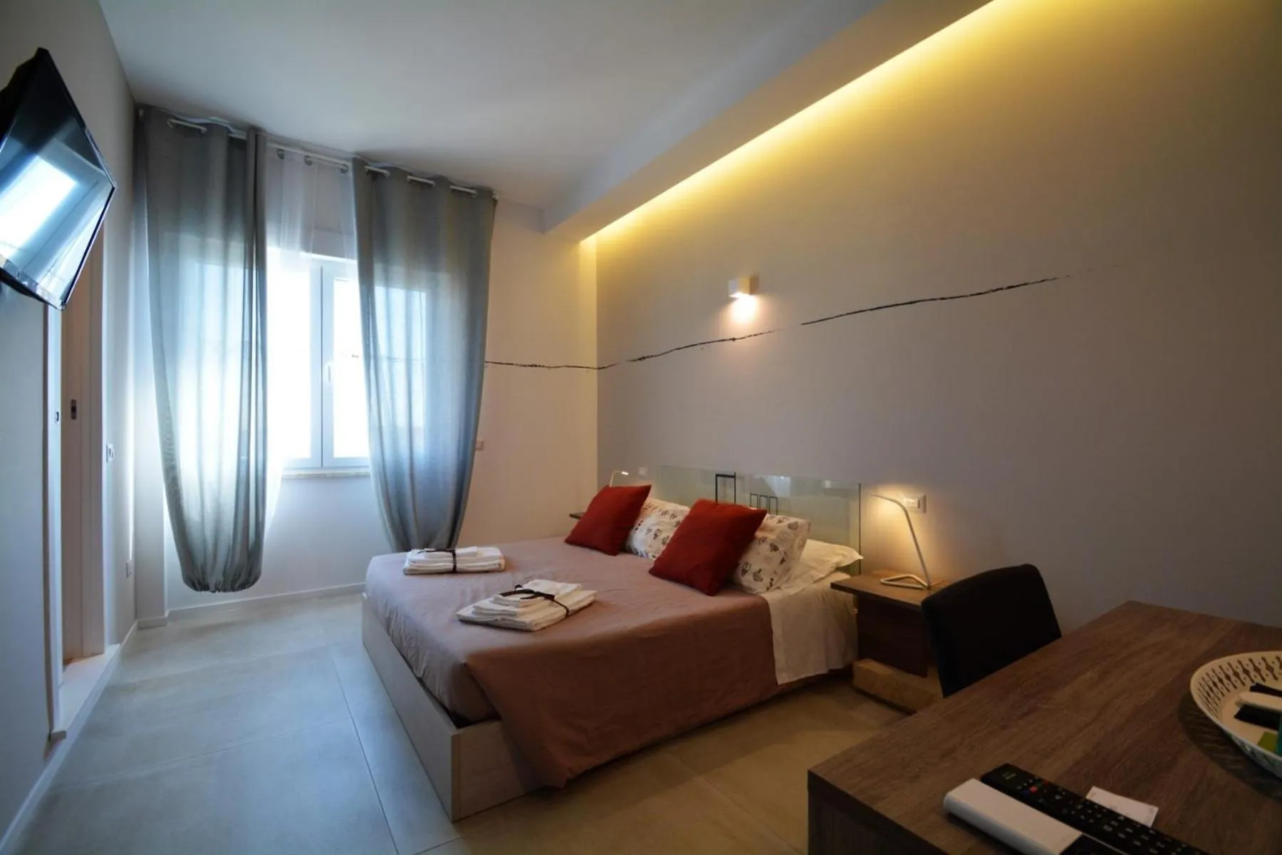 Photo of the whole room, Bed in Graffiti