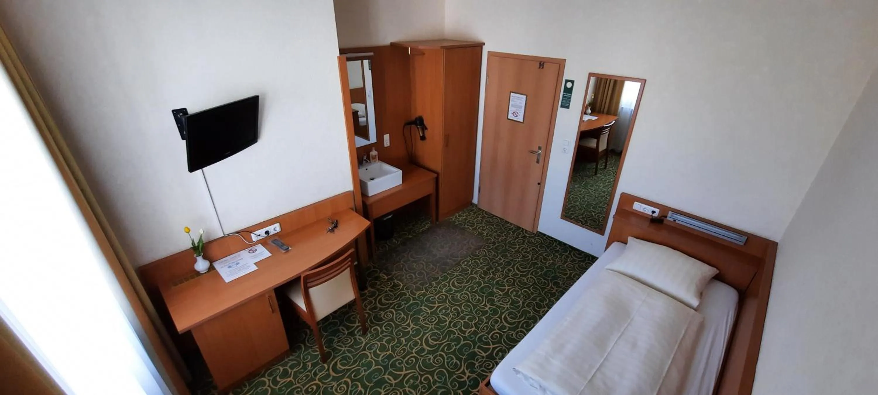 Photo of the whole room, Bed in RUTHMANN-Rheinblick GARNI