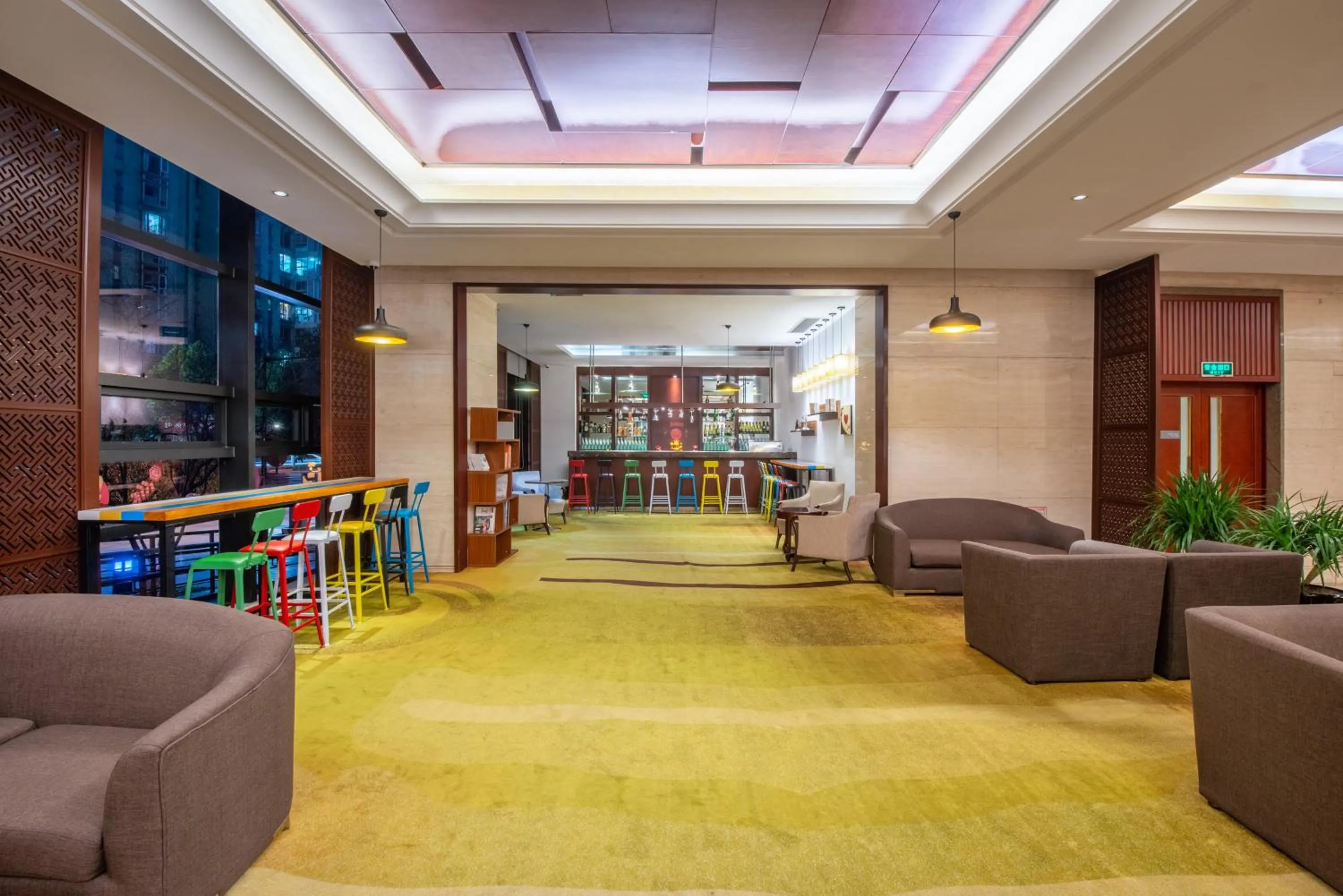 Lounge or bar in Holiday Inn Hangzhou CBD by IHG