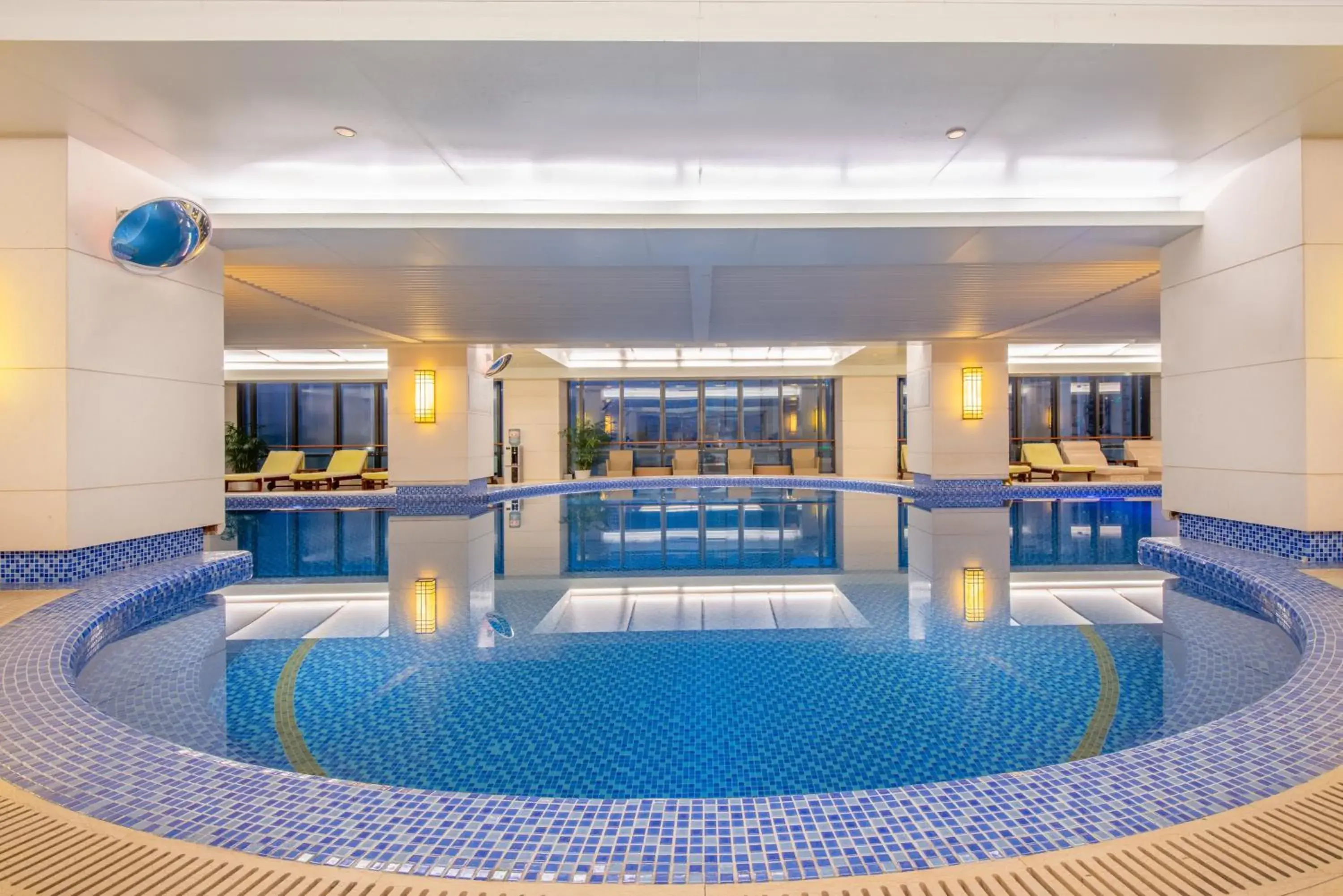Swimming pool in Holiday Inn Hangzhou CBD by IHG Swimming pool in Holiday Inn Hangzhou CBD by IHG