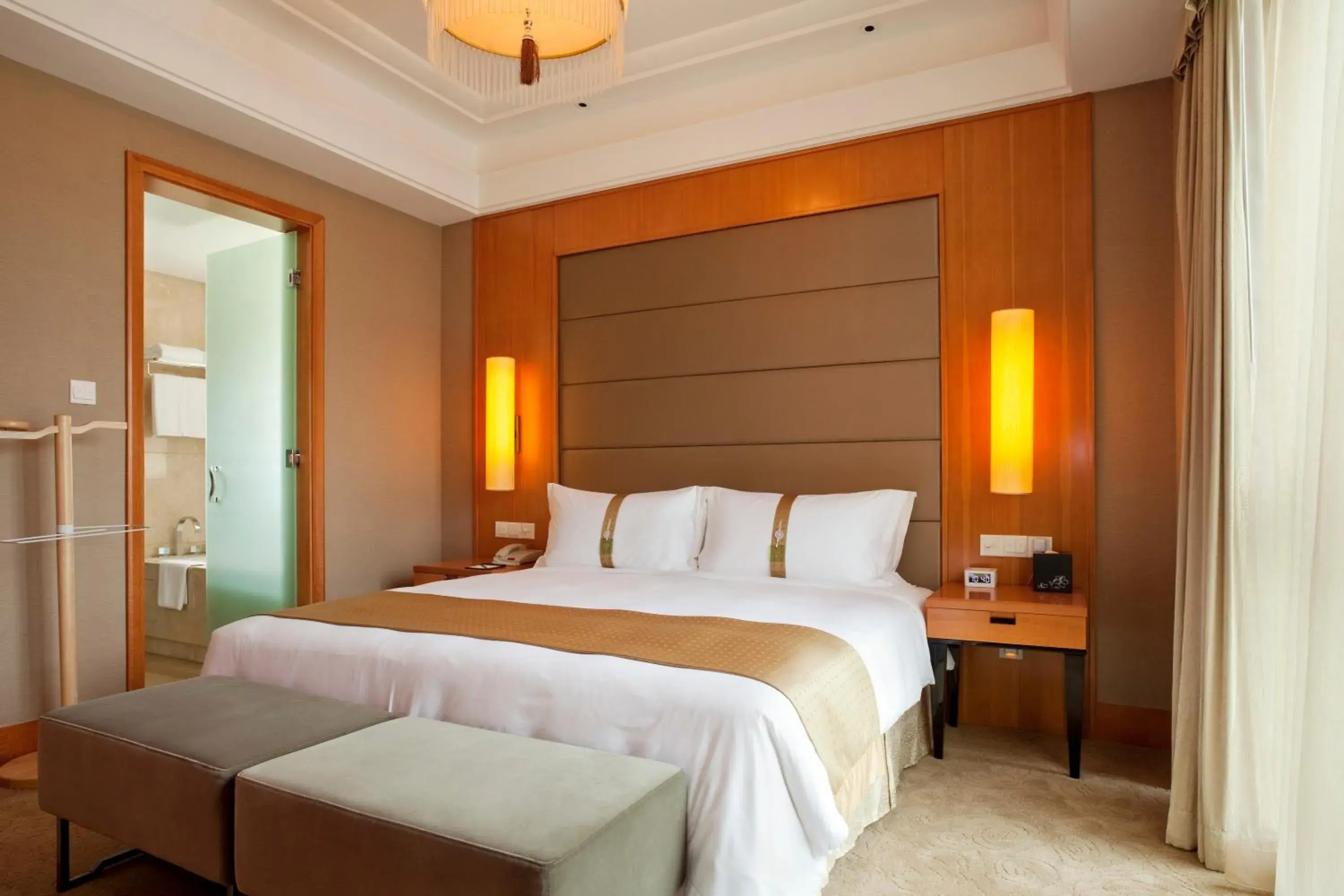 Bedroom in Holiday Inn Hangzhou CBD by IHG Bedroom in Holiday Inn Hangzhou CBD by IHG