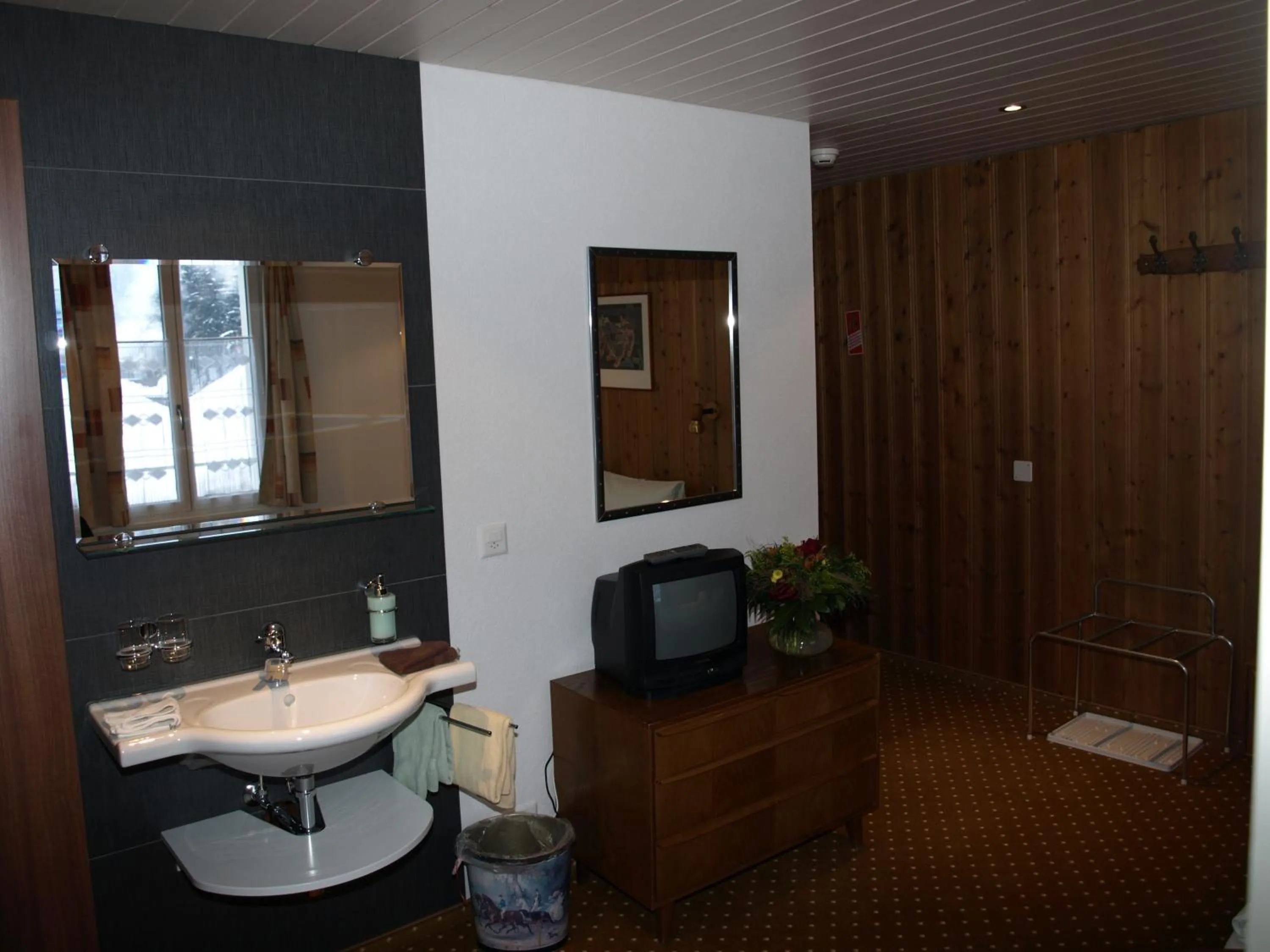 TV and multimedia in Hotel Bel-Air Eden