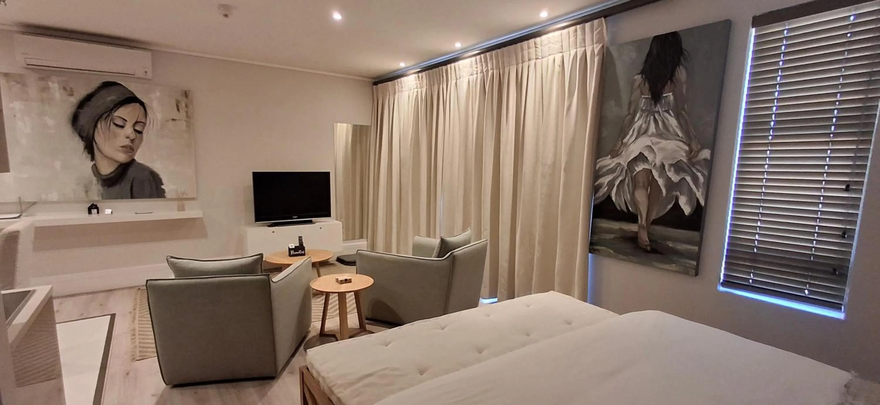Living room, Bed in The Gallery on Gray