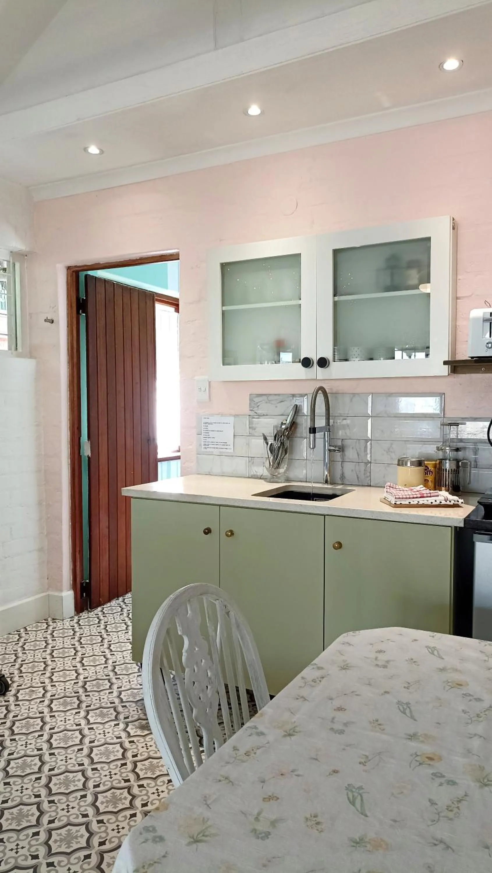 Kitchen or kitchenette in The Retreat