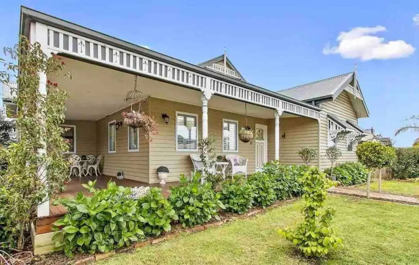 Charming period cottage with a picturesque garden Charming period cottage with a picturesque garden