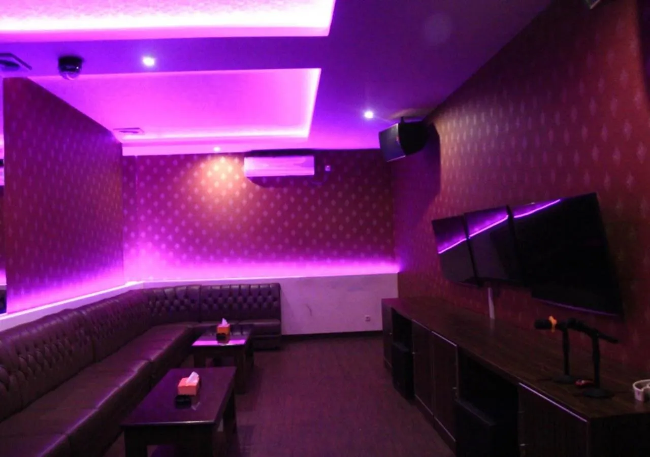 Entertainment in X-pressbedroom Mutiara-Bekasi